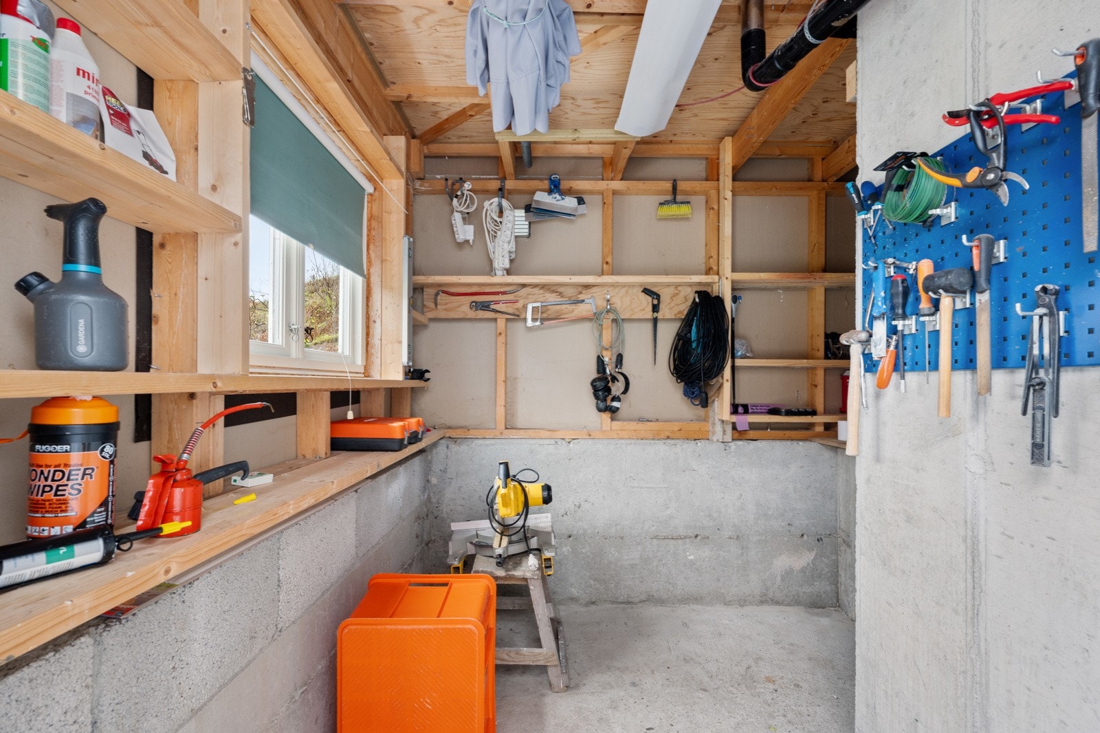 Utvendig på første planet er det en romslig utebod Galleribilde