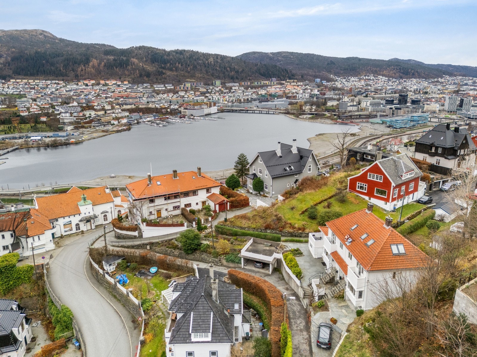 Herlig beliggenhet i fjellsiden Galleribilde