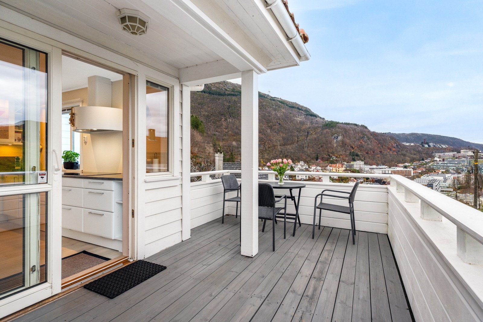 Fra kjøkkenet er det utgang til en vestvendt altan med meget gode solforhold og flott utsikt Galleribilde