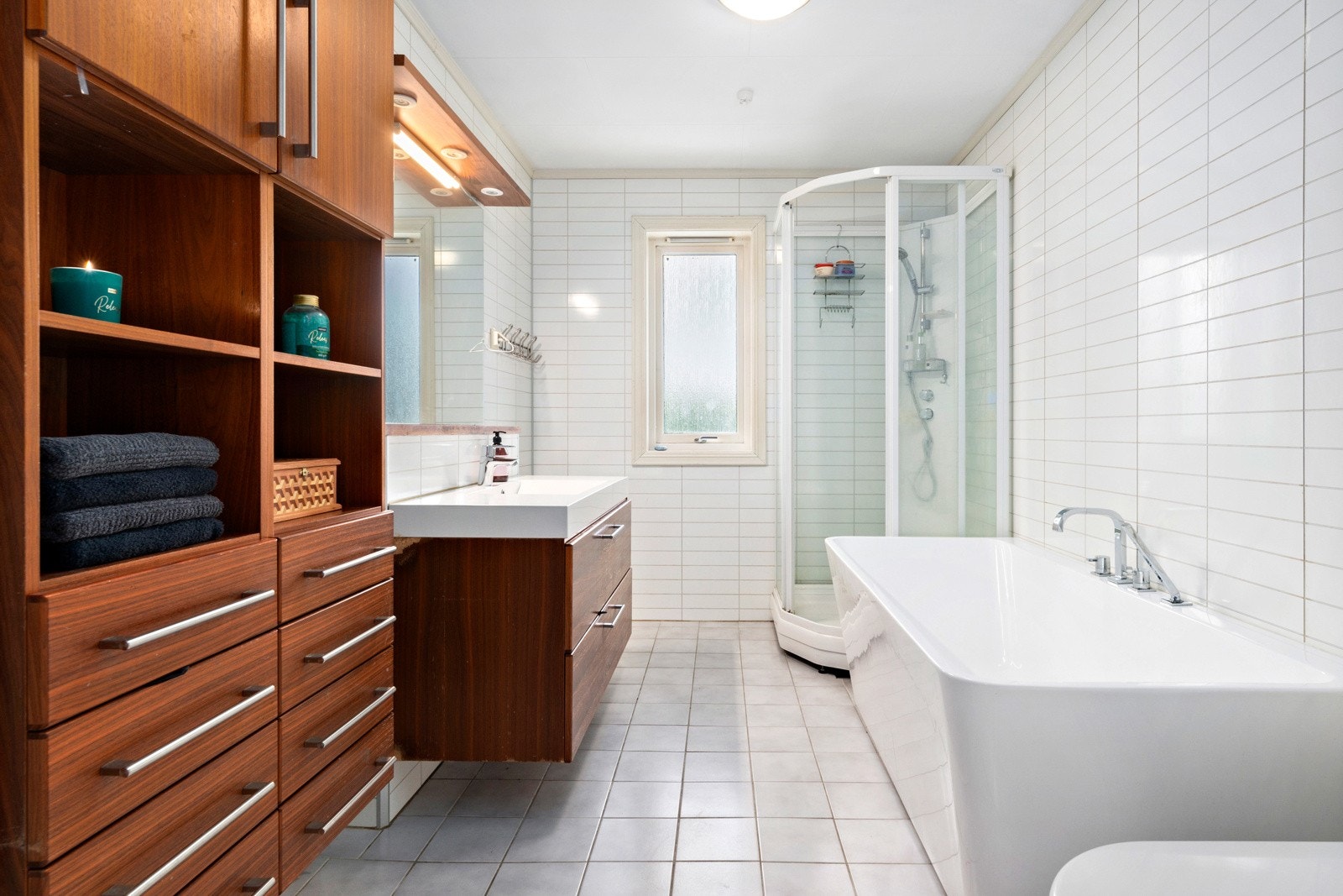 Bad med fliser på gulvet og våtromsplater på veggene. Galleribilde