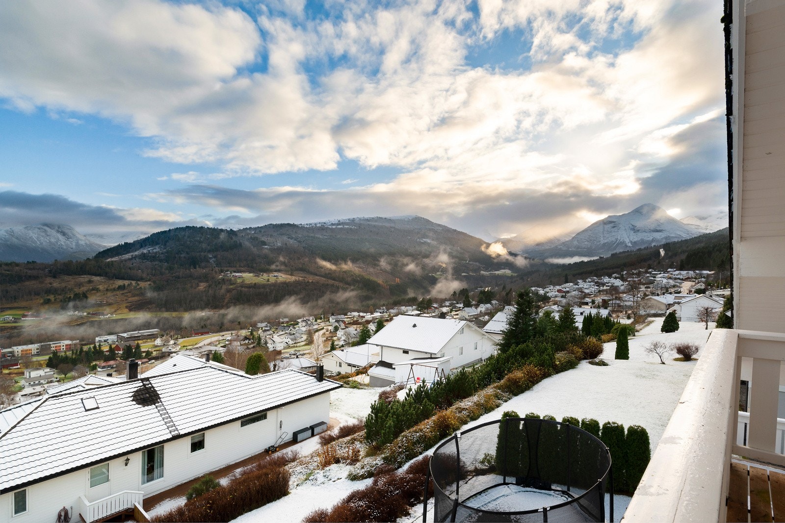 Her på Langlo er det naturskjønne omgivelser, og bare 3 km til Stranda sentrum. Galleribilde