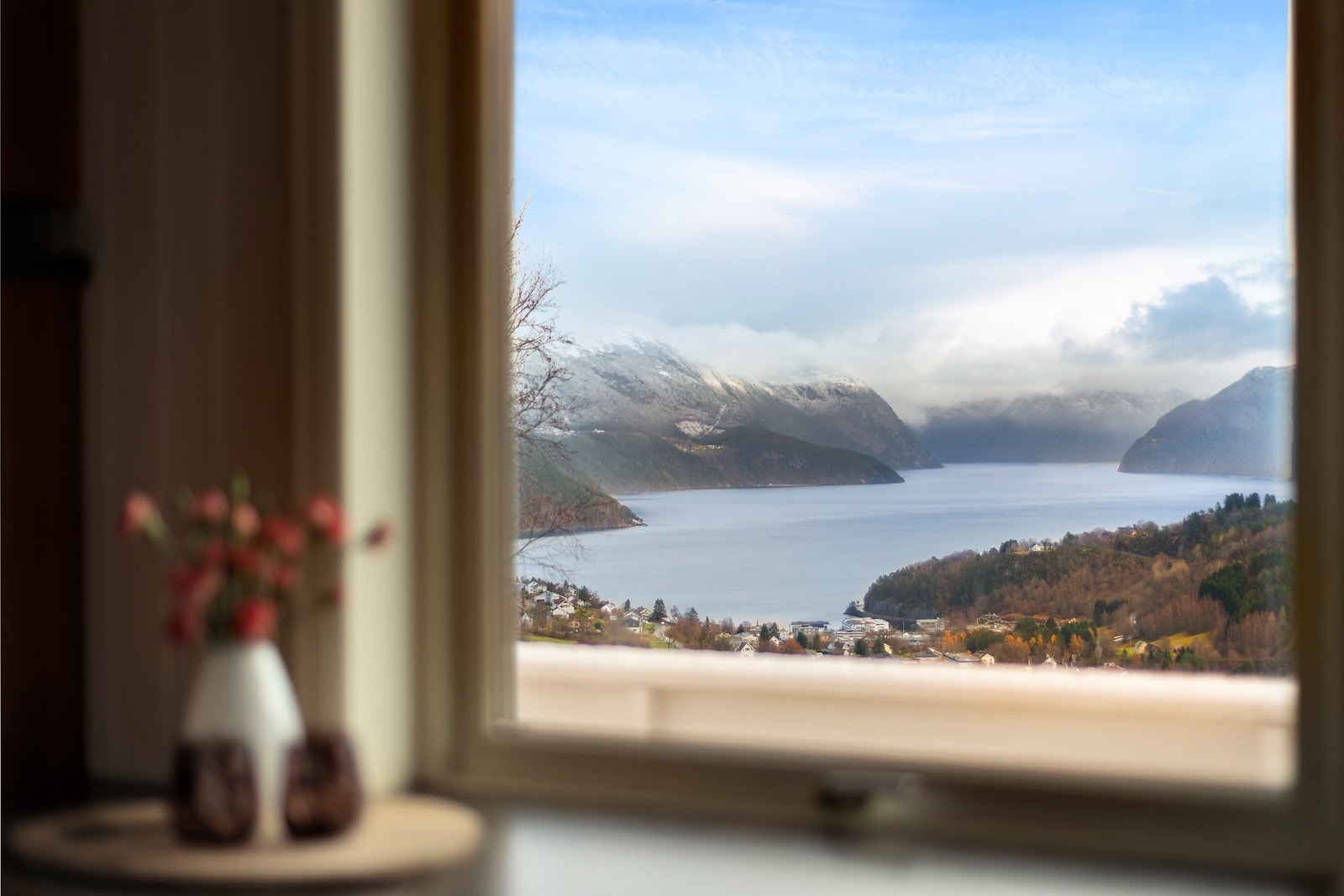Eiendommen har nydelig utsikt mot Storfjorden og fjella rundt. Galleribilde