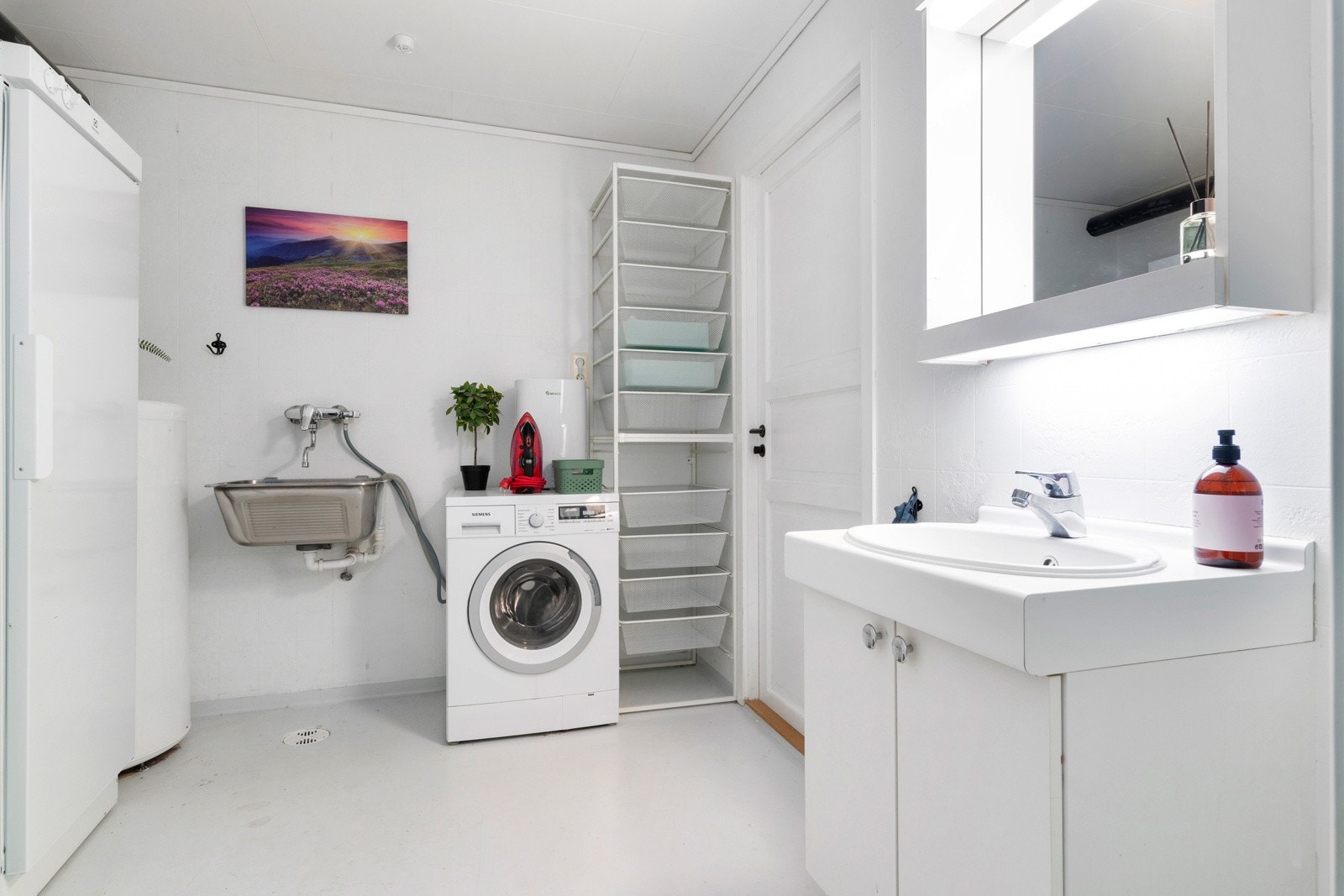 Her er opplegg for vaskemaskin og plass til oppbevaring. Galleribilde