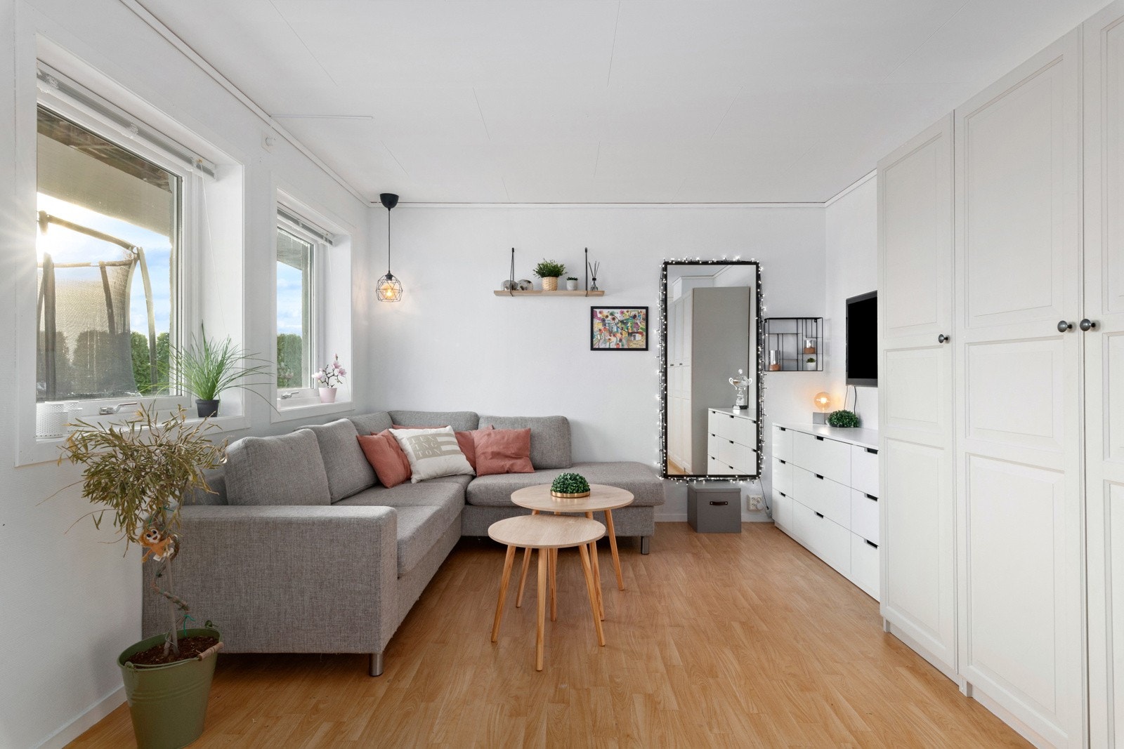 Koselig stue med god plass til sofagruppe og møblering. Her er store vinduer og godt med naturlig lysinnslipp. Galleribilde