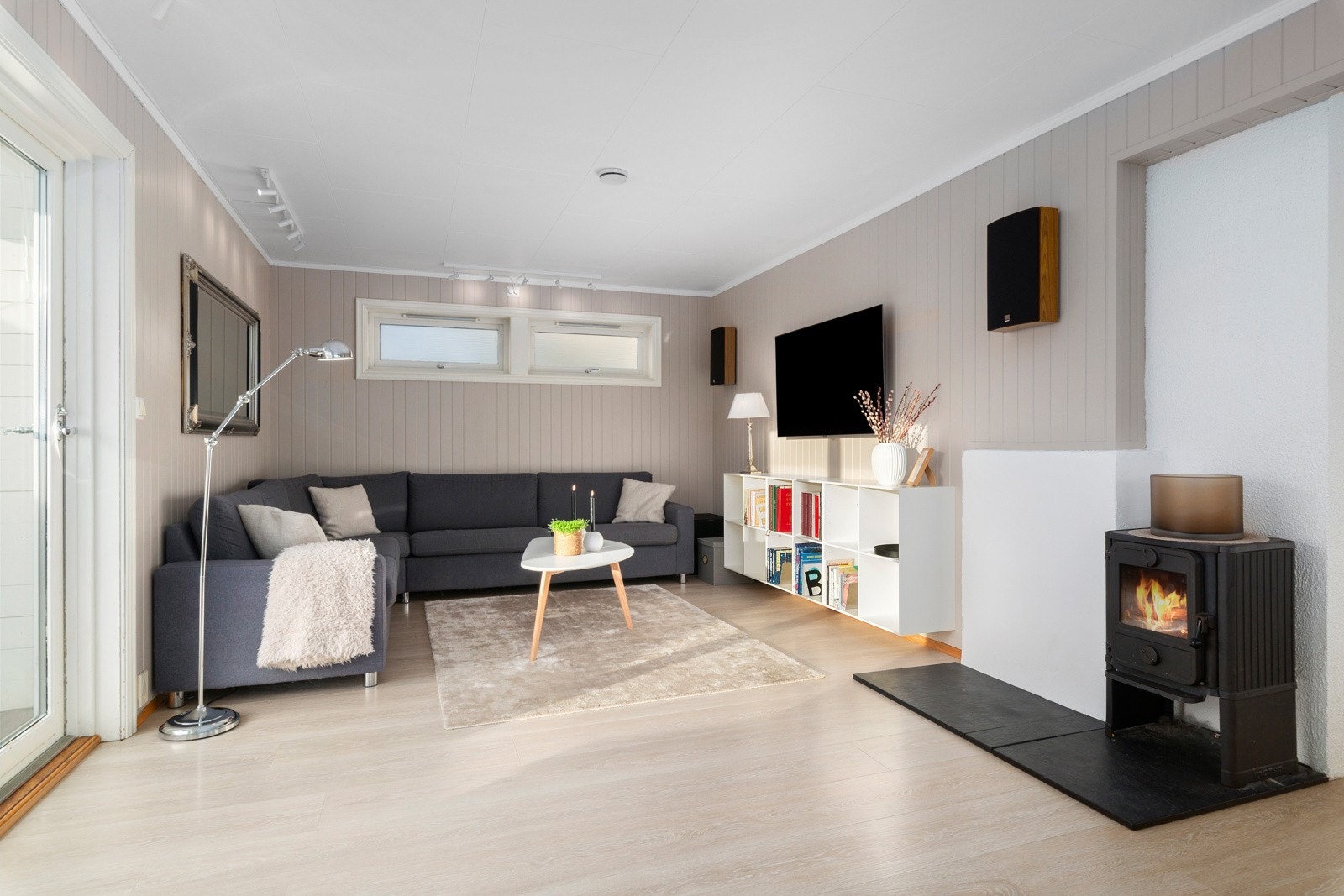 Stuen er av god størrelse, med egen TV-krok. Fin vedovn som varmer godt. Galleribilde