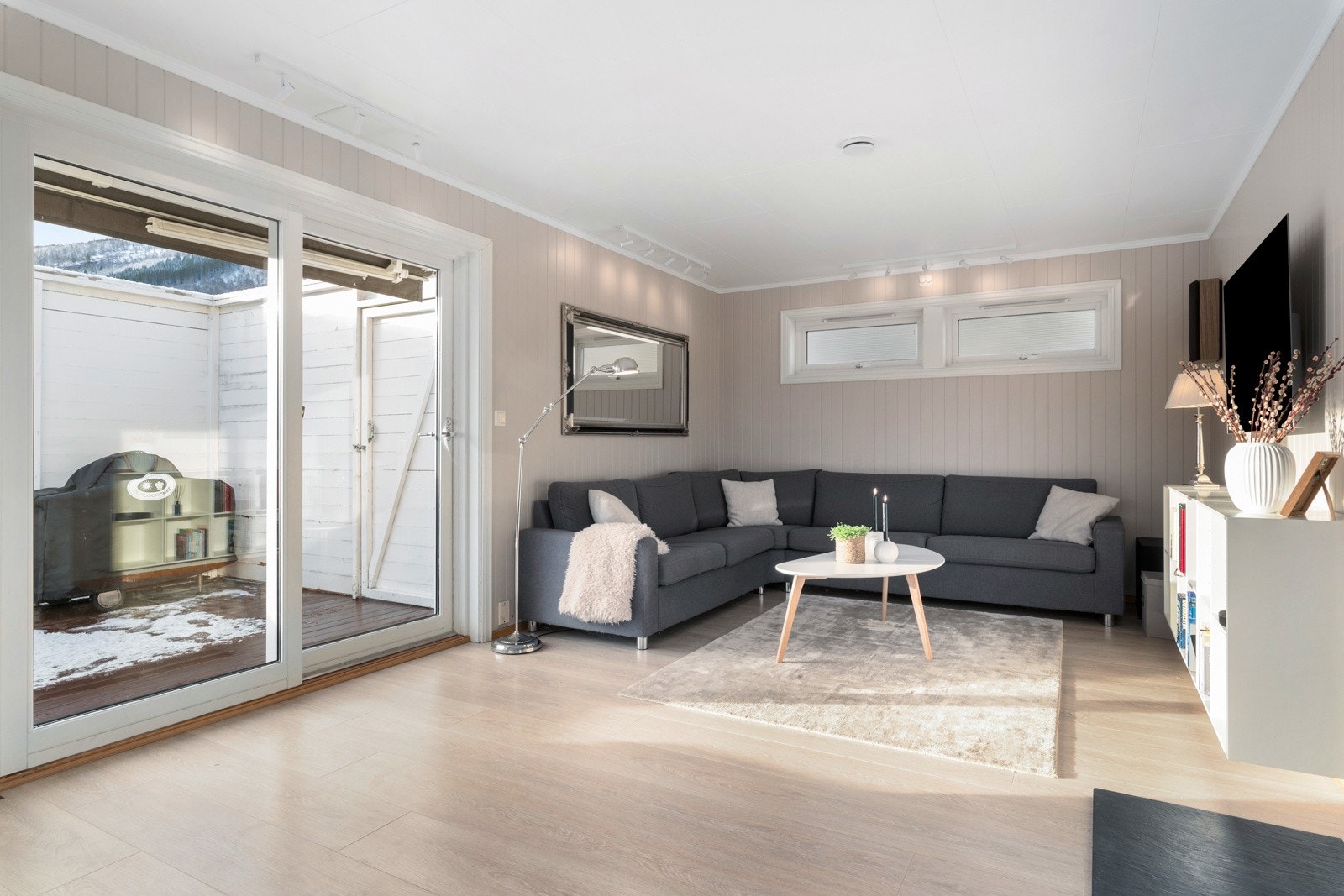 Stuen er romslig og fin, den går i vinkel noe som gjør møbleringen enkel. Galleribilde