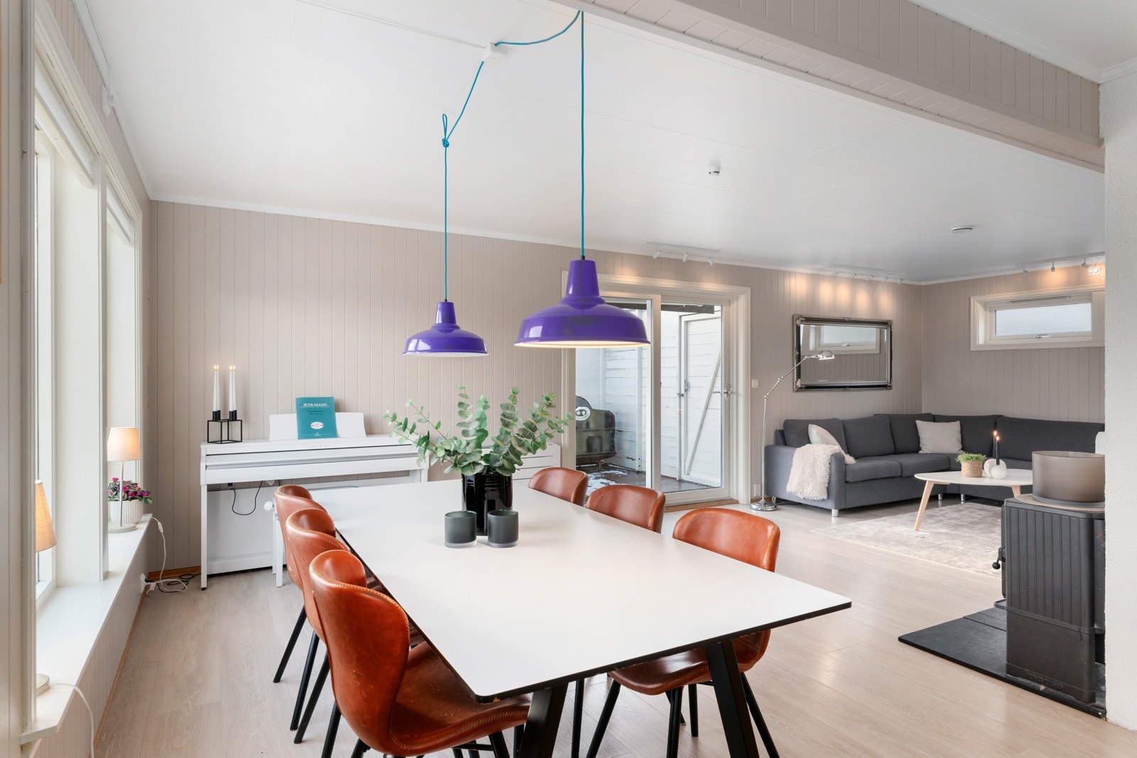 Det er god plass til en romslig spisestue ved kjøkkenet - praktisk, sosialt og fint. Galleribilde