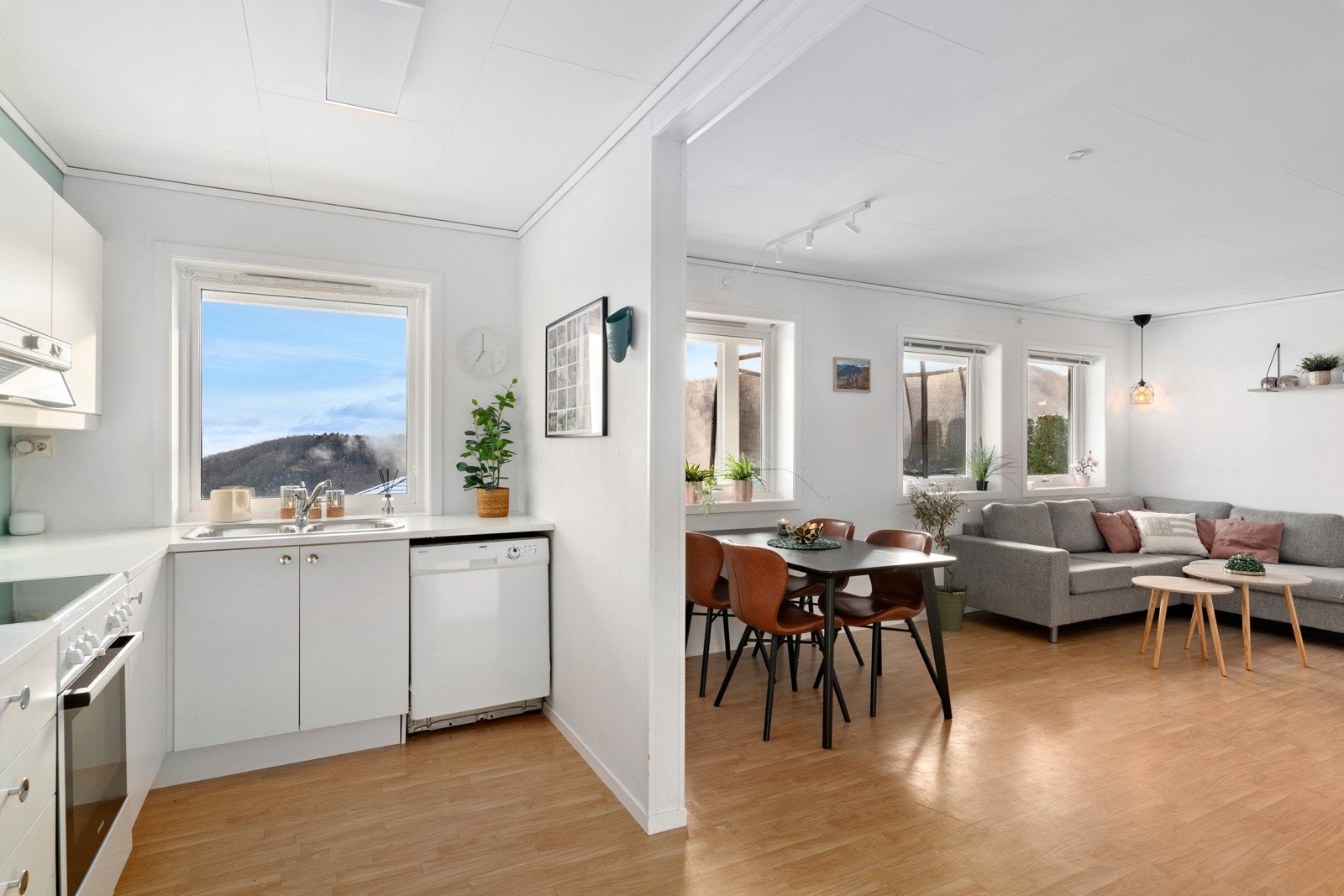 Kjøkken har godt med både skap- og benkeplass. Galleribilde