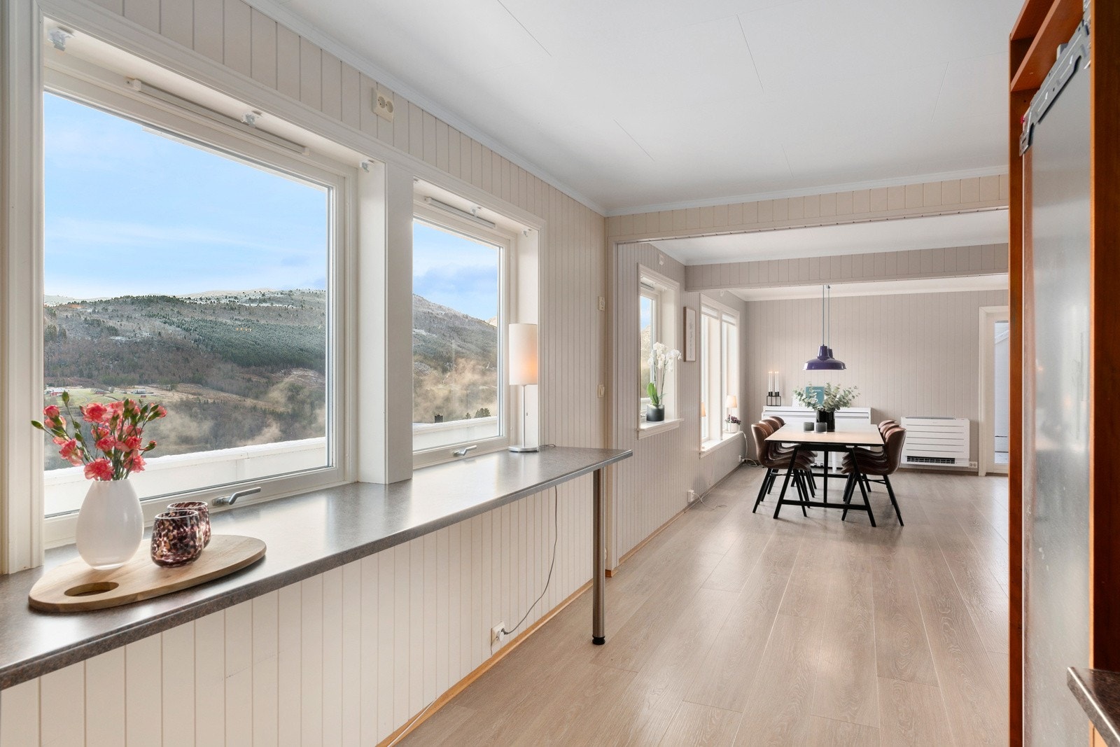 De store vindusflatene sørger for mye naturlig lysinnslipp, og ikke minst utsikt. Galleribilde