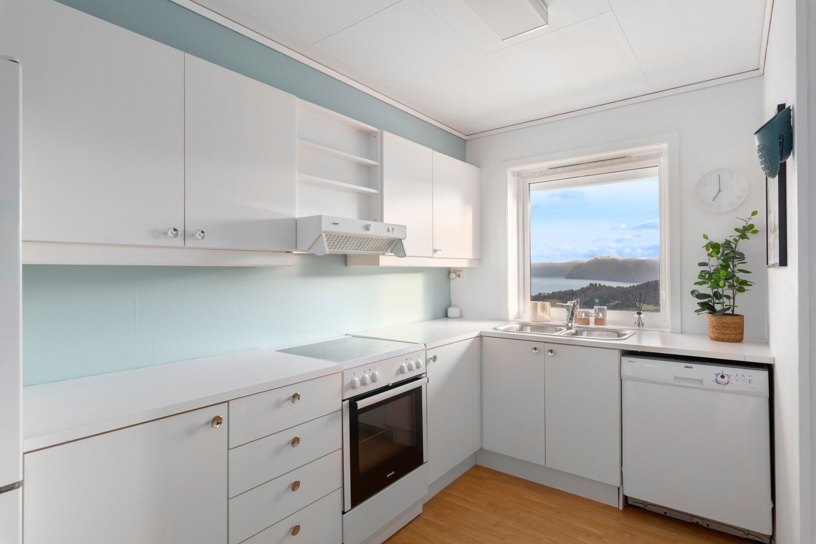 Et praktisk og pent kjøkken med enkle løsninger. Galleribilde