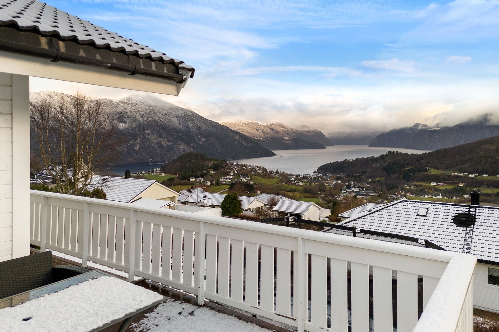 Østvendt terrasse med fantastisk utsikt utover Storfjorden og Sunnmørsalpane. Galleribilde