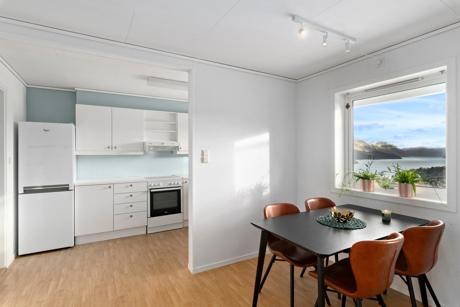 Praktisk løst med delvis åpen stue-/kjøkkenløsning. Galleribilde