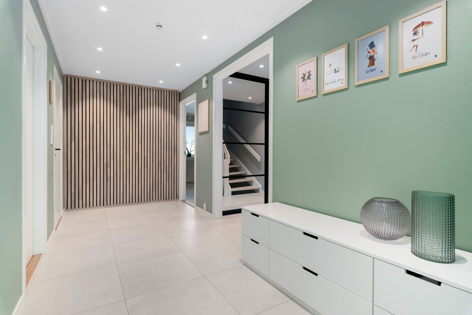 Gangen er nylig oppusset og har flotte fliser på gulvet, spotter i tak, spilevegg og en romslig skyvedørsgarderobe. Galleribilde