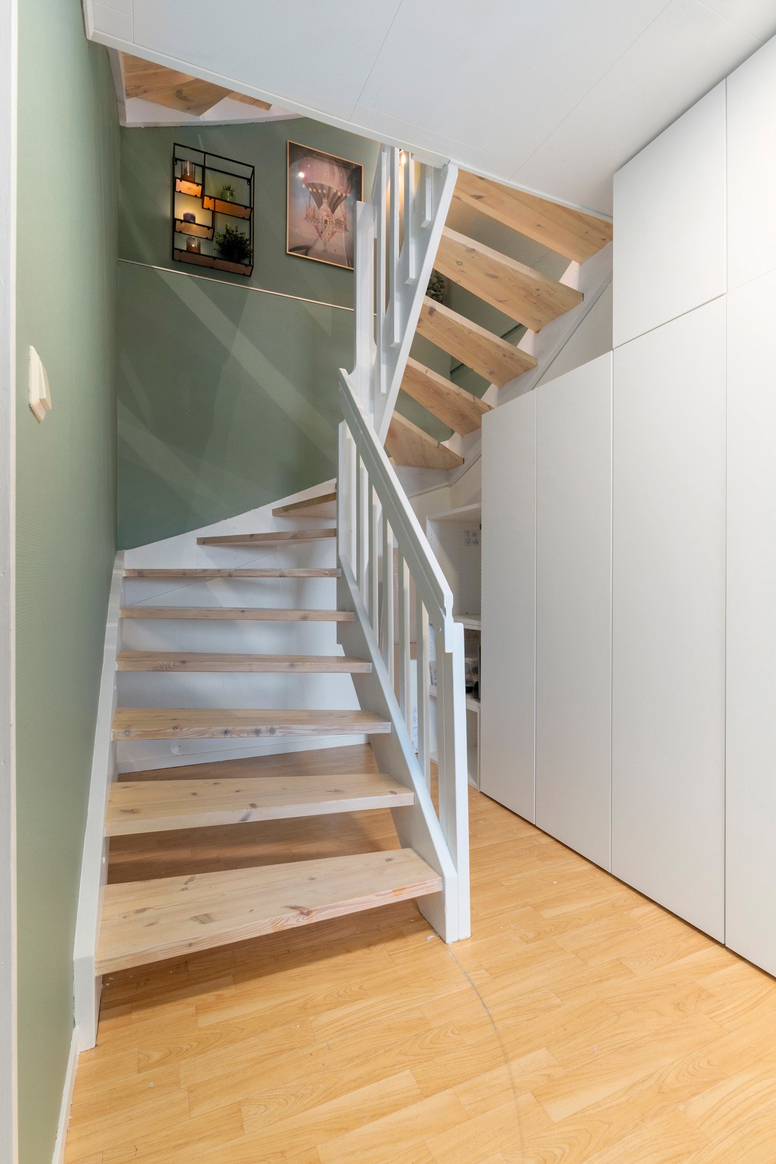 Trappen går videre fra gangen i hovedetasjen ned til underetasjen. Galleribilde