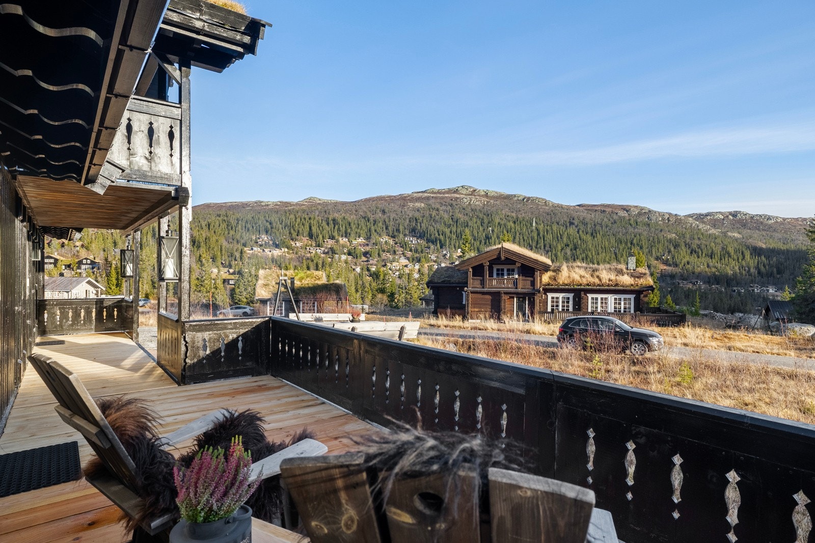 Her sitter du lunt og skjermet med fint utsyn Galleribilde