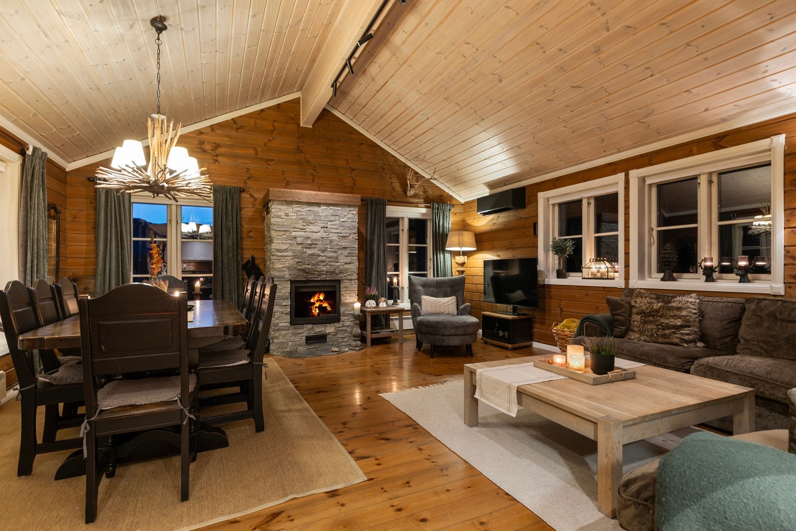 Hytta har stue og kjøkken i delvis åpen løsning med god plass til møblering Galleribilde