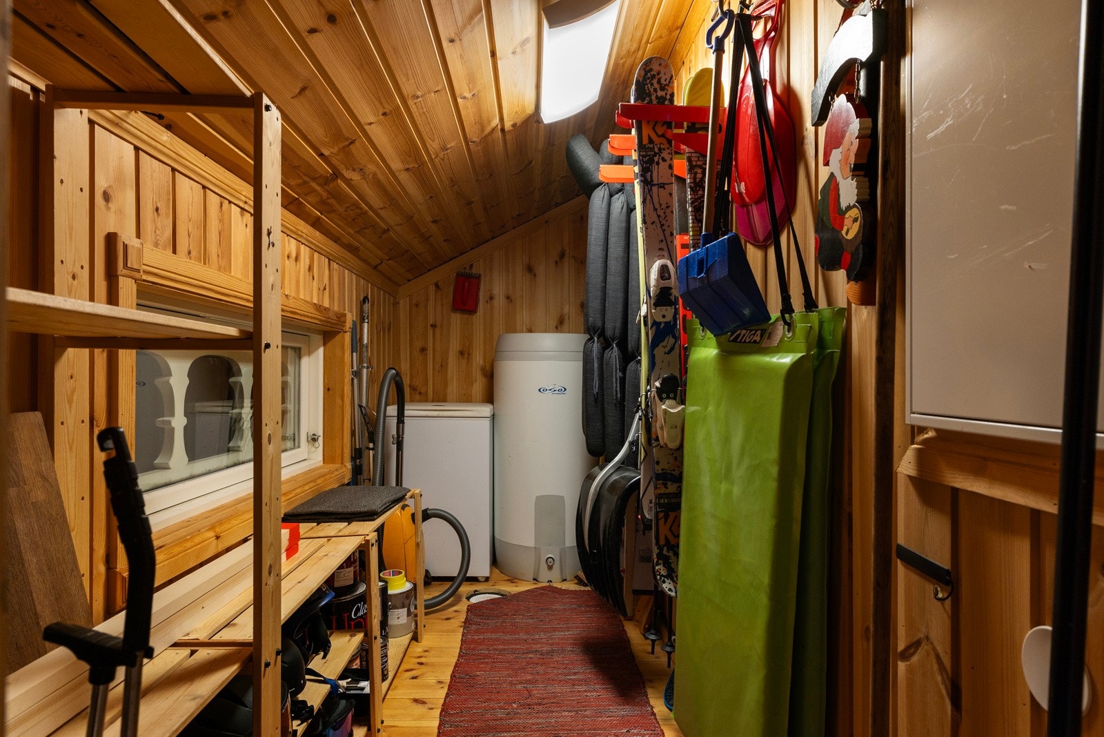 Utvendig bod med mye lagringsplass i kombo med teknisk rom Galleribilde