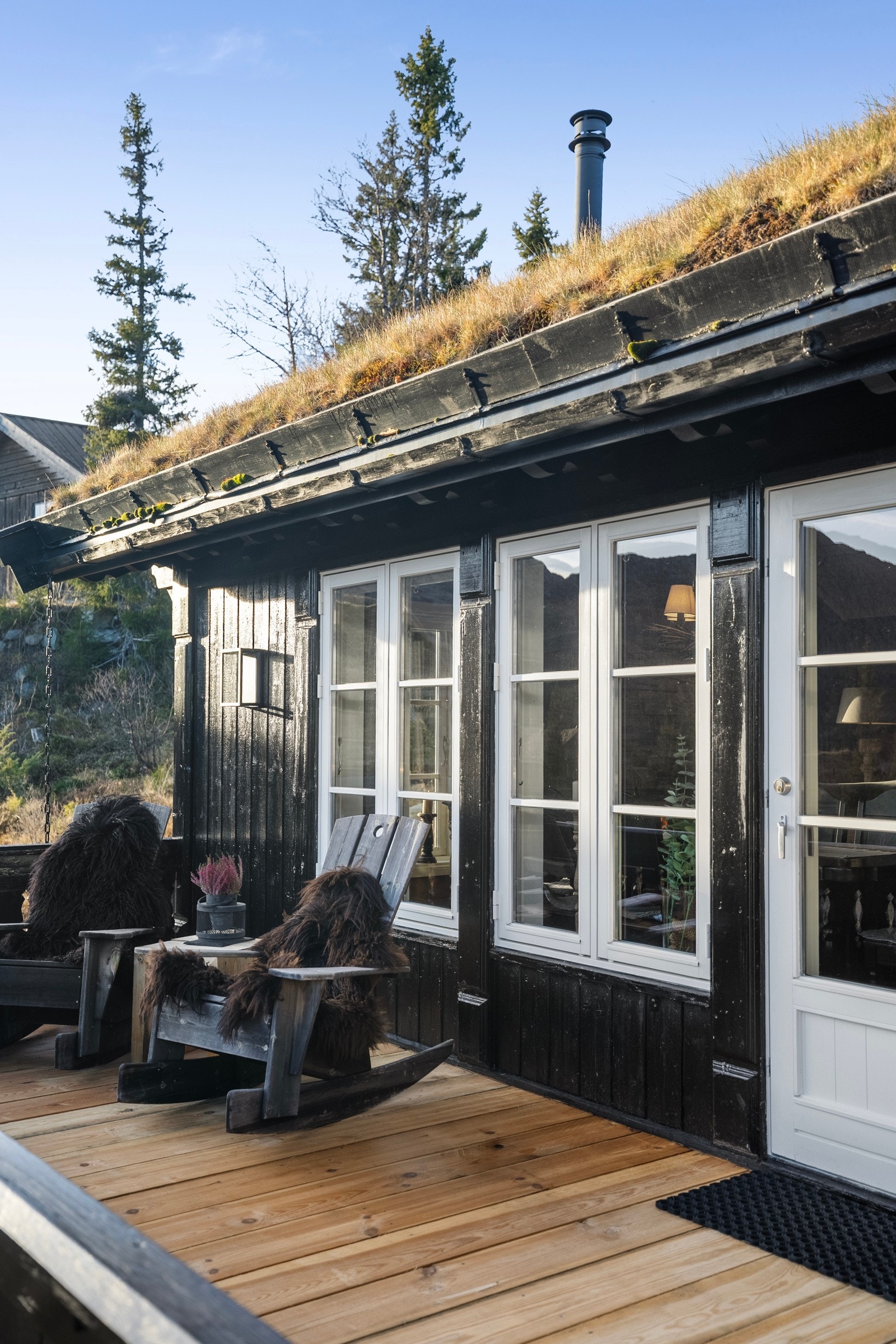 Fra stua er det utgang til stor terrasse langs hyttas langside Galleribilde