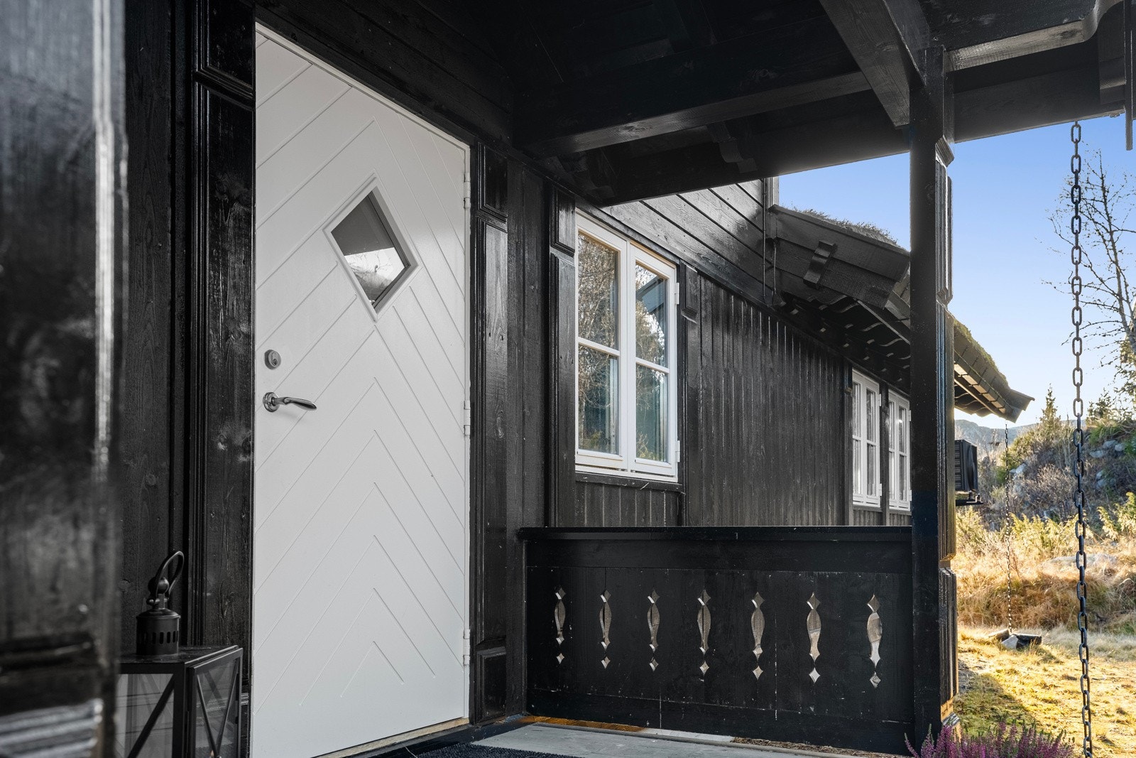 Overbygget inngangsparti som også har inngang til en utvendig bod Galleribilde