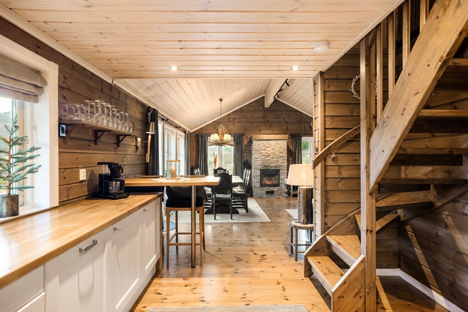 Fra kjøkken/stue er det trapp opp til hyttas loftsetasje Galleribilde