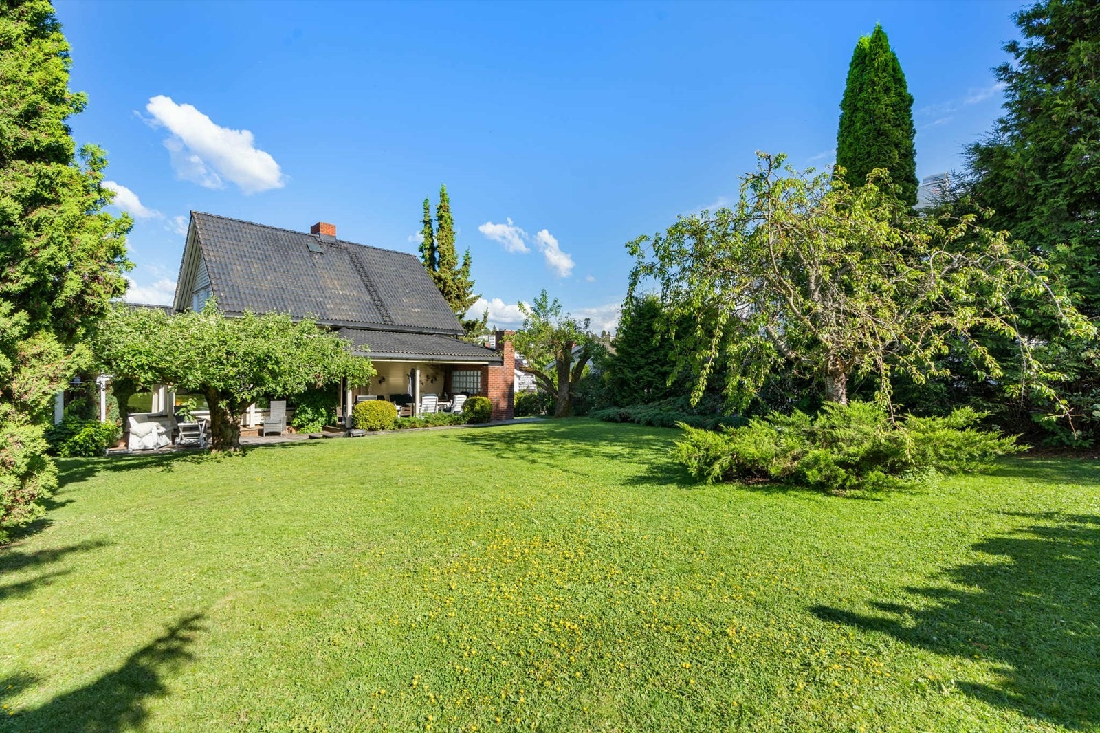 Stor hage med grønne arealer som gir fleksibilitet og frihet. Her kan du skape soner for lek, avslapning, hagearbeid og sosiale sammenkomster, alt i en frodig og privat uteplass. Galleribilde