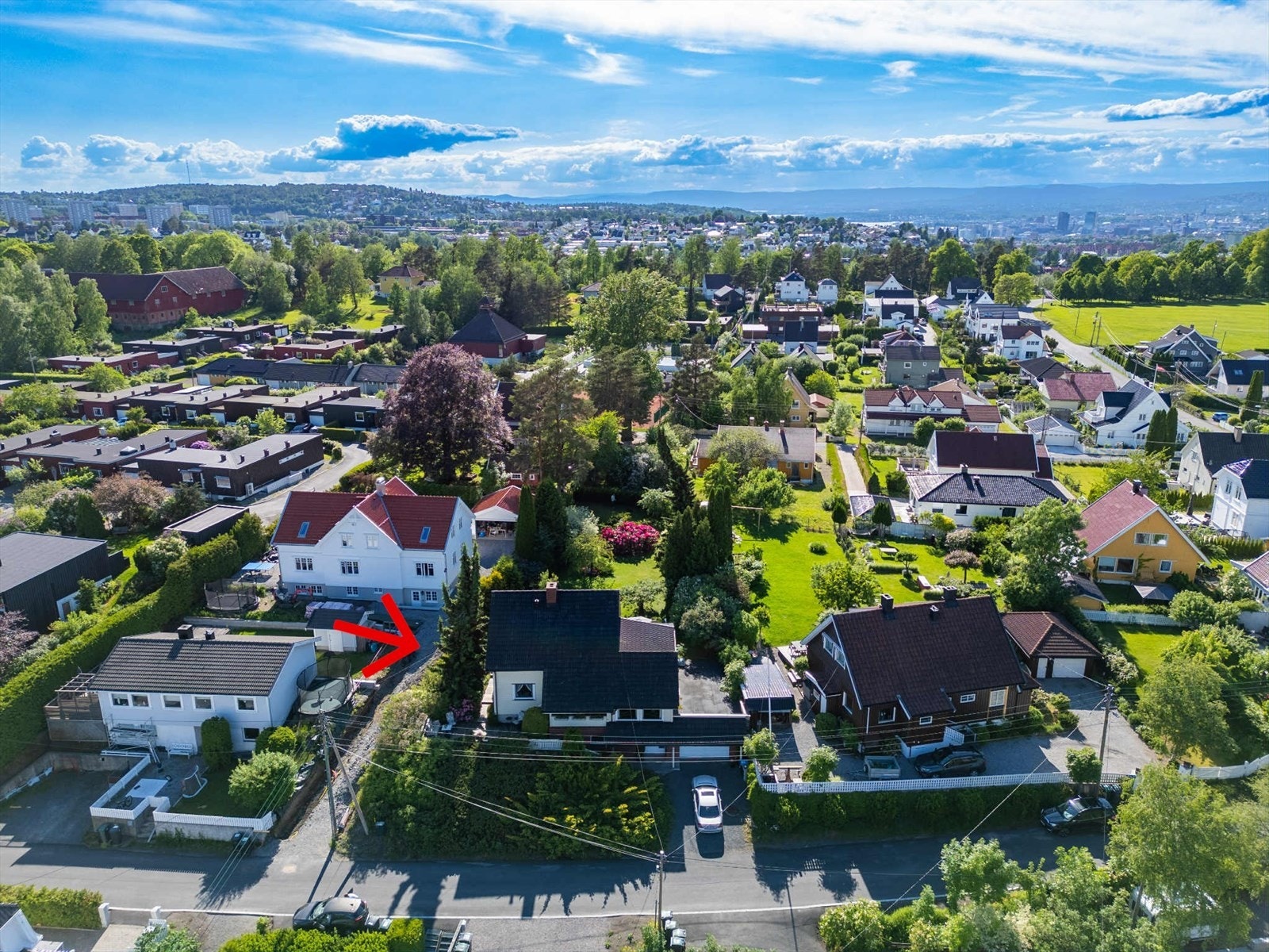 Beliggende i et familievennlig nabolag med tradisjonelle boliger, fredelige veier og frodige, grønne omgivelser som byr på trivsel og gode stunder ute. Galleribilde