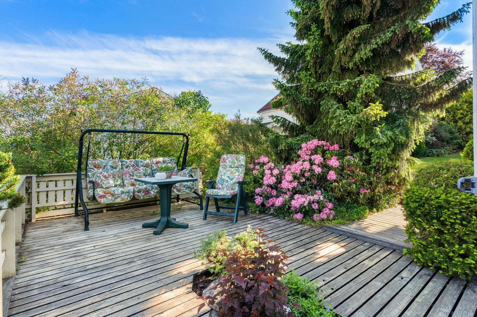 Terrassen strekker seg fra øst til vest og gir gode solforhold hele dagen. Galleribilde