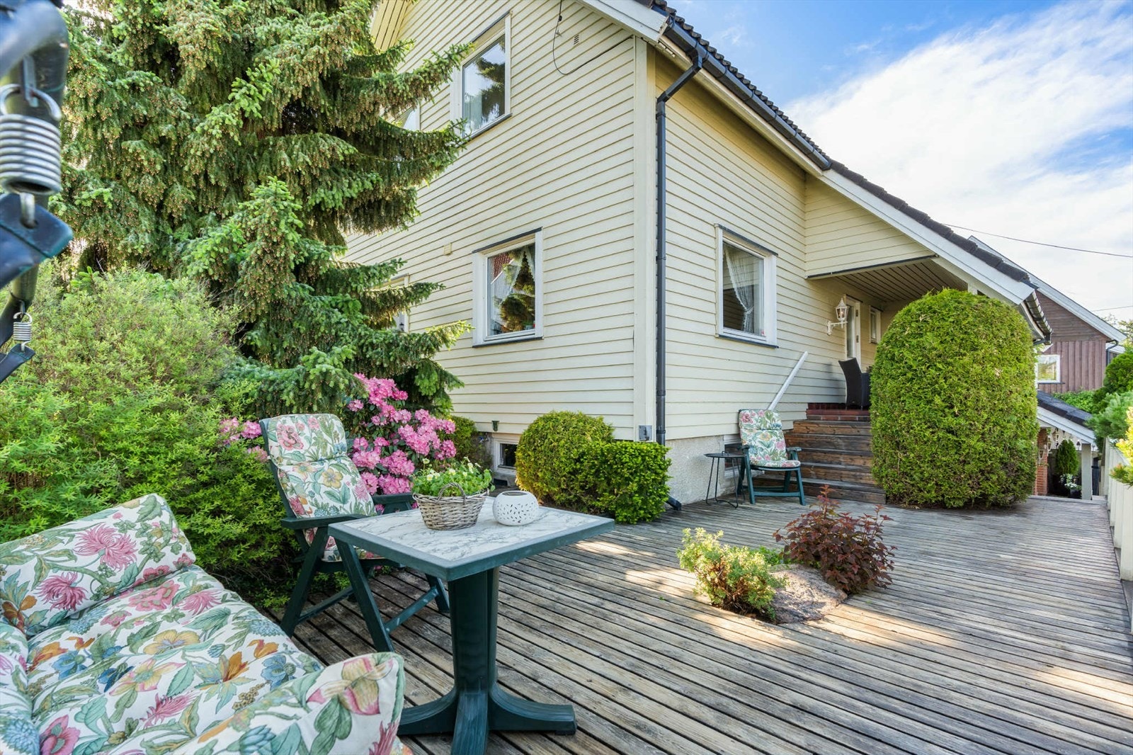 Romslig terrasse med sol hele dagen, et perfekt uterom for alt fra avslapning alene til sosiale stunder og hyggelige måltider ute. Galleribilde