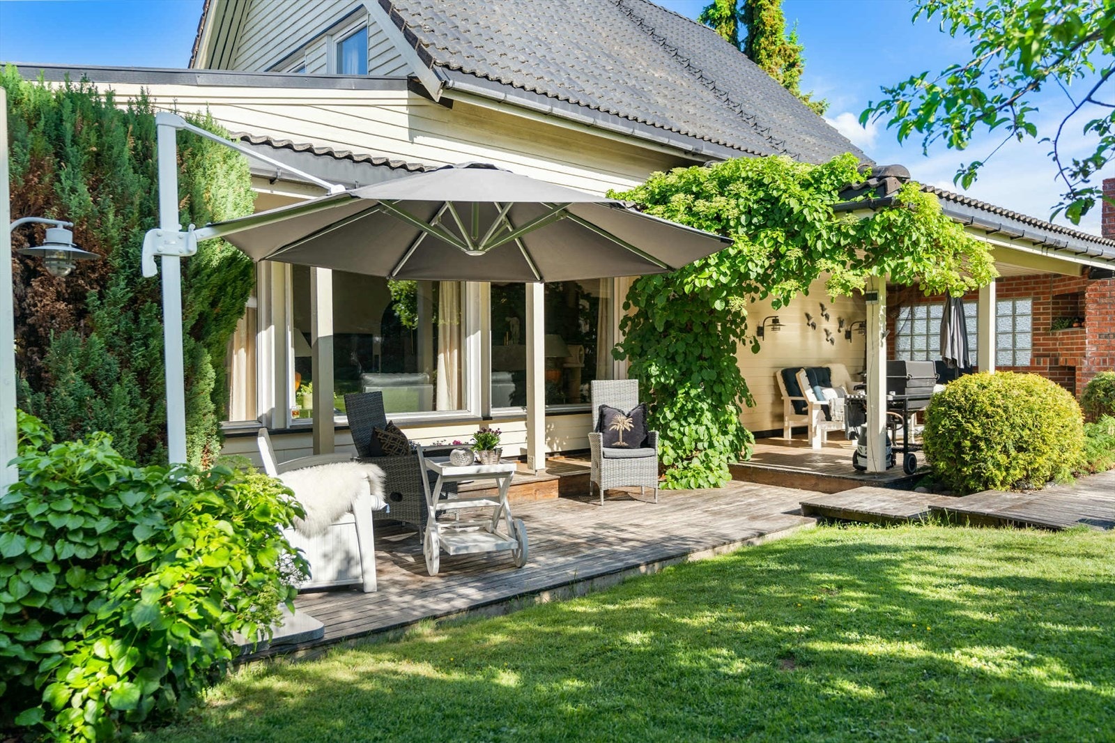 Romslig terrasse stor nok for spisebord, lounge-møbler og grill. Et naturlig samlingspunkt for familie og venner. Galleribilde