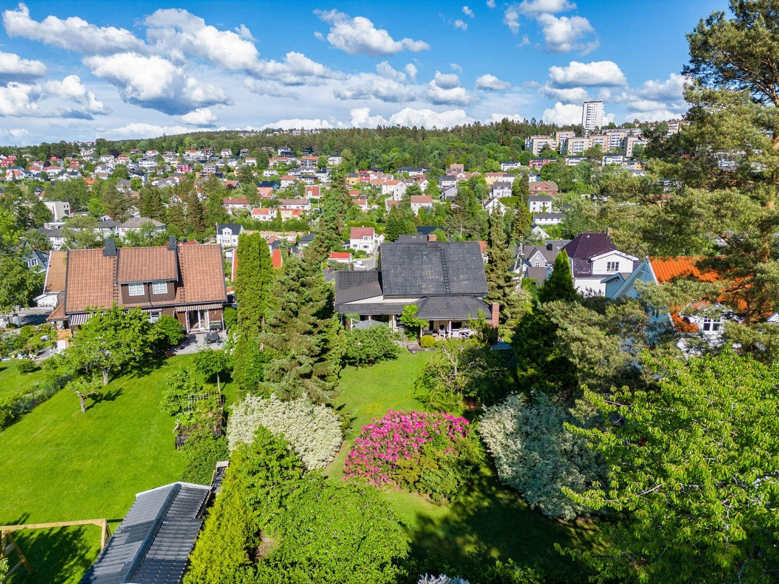 Attraktiv beliggenhet i et rolig, familievennlig område med nærhet til skoler, barnehager og alle fasiliteter som gjør hverdagen enkel. Galleribilde