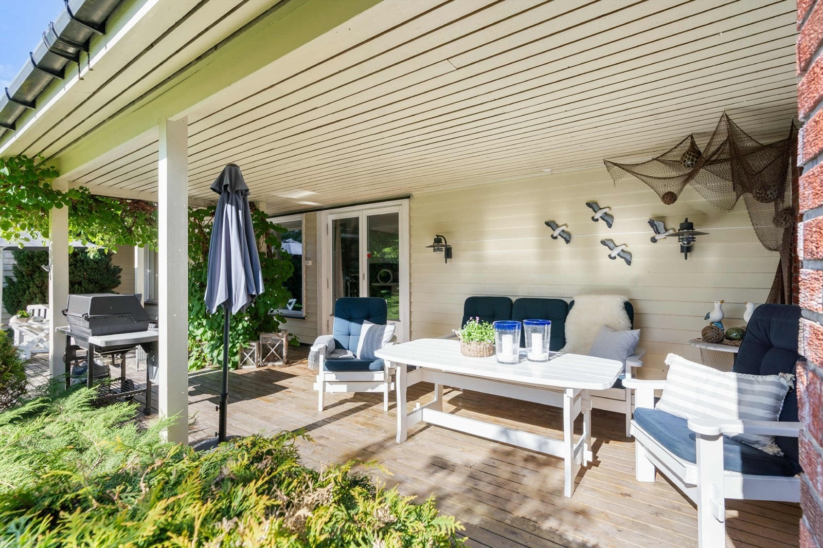 Enkel overgang mellom ute- og inneområder, som gjør terrassen og hagen til en naturlig forlengelse av boligen. Galleribilde