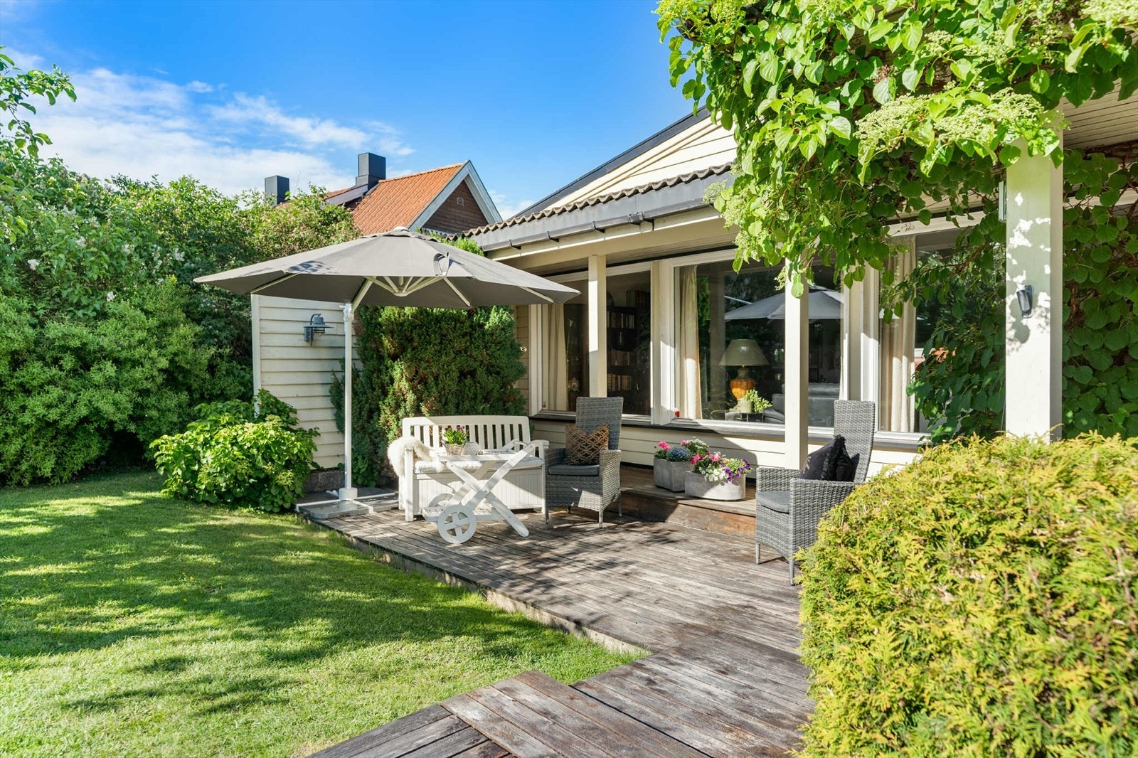 Hagen og terrassen kombinerer solrike områder, skjermet privatliv og frodig beplantning, ideelt for både avslapning og sosiale aktiviteter. Galleribilde