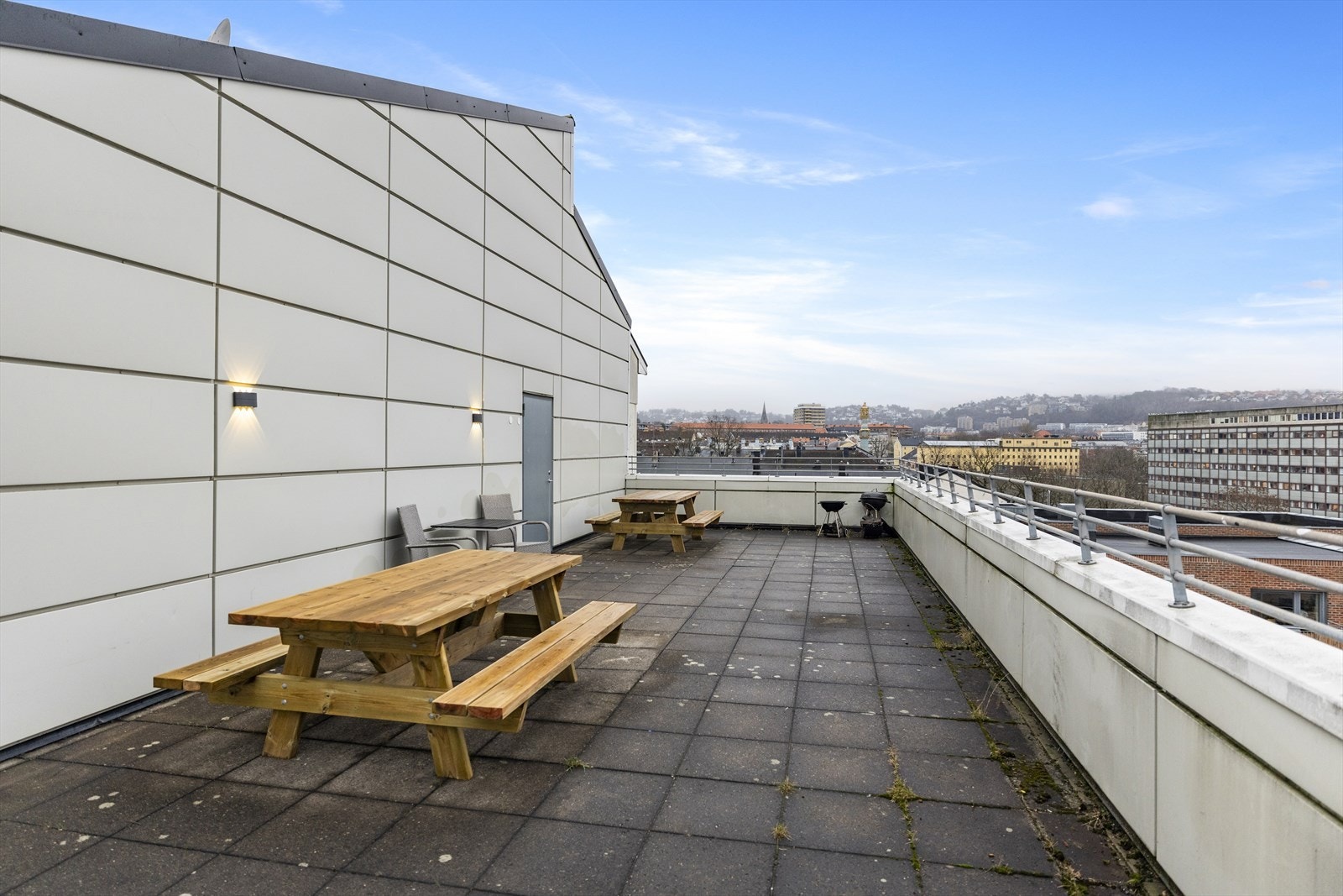 Adkomst til takterrassen er i andre enden av bygget. Galleribilde