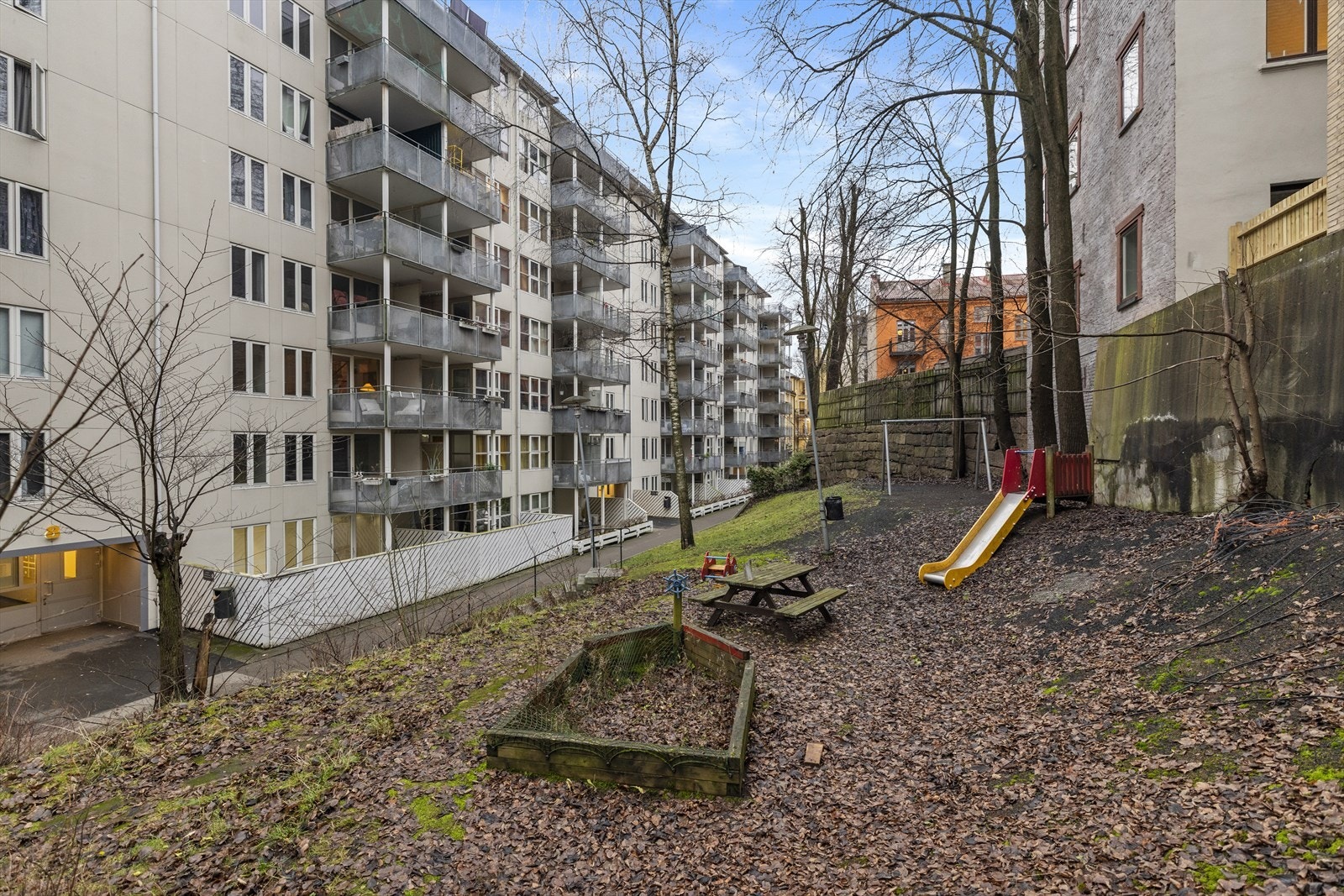 Lekeapparater i bakgården tilhørende sameiet. Galleribilde