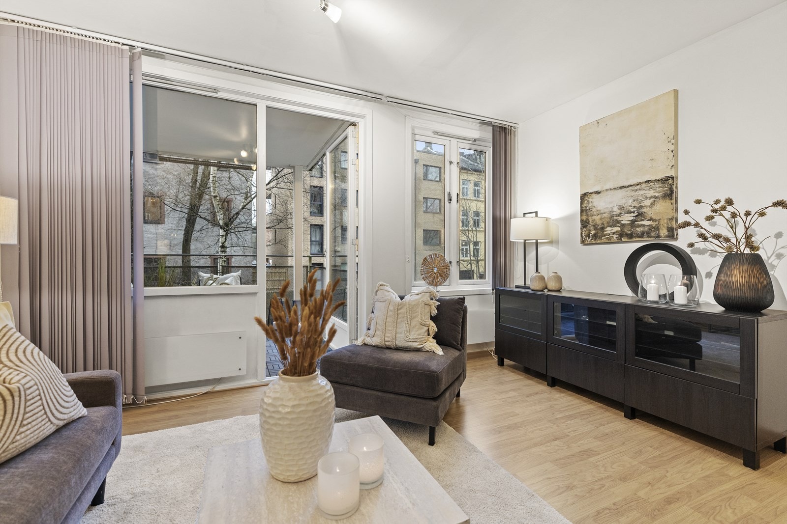 Store vindusflater i stuen gir godt med naturlig lysinnslipp. Galleribilde