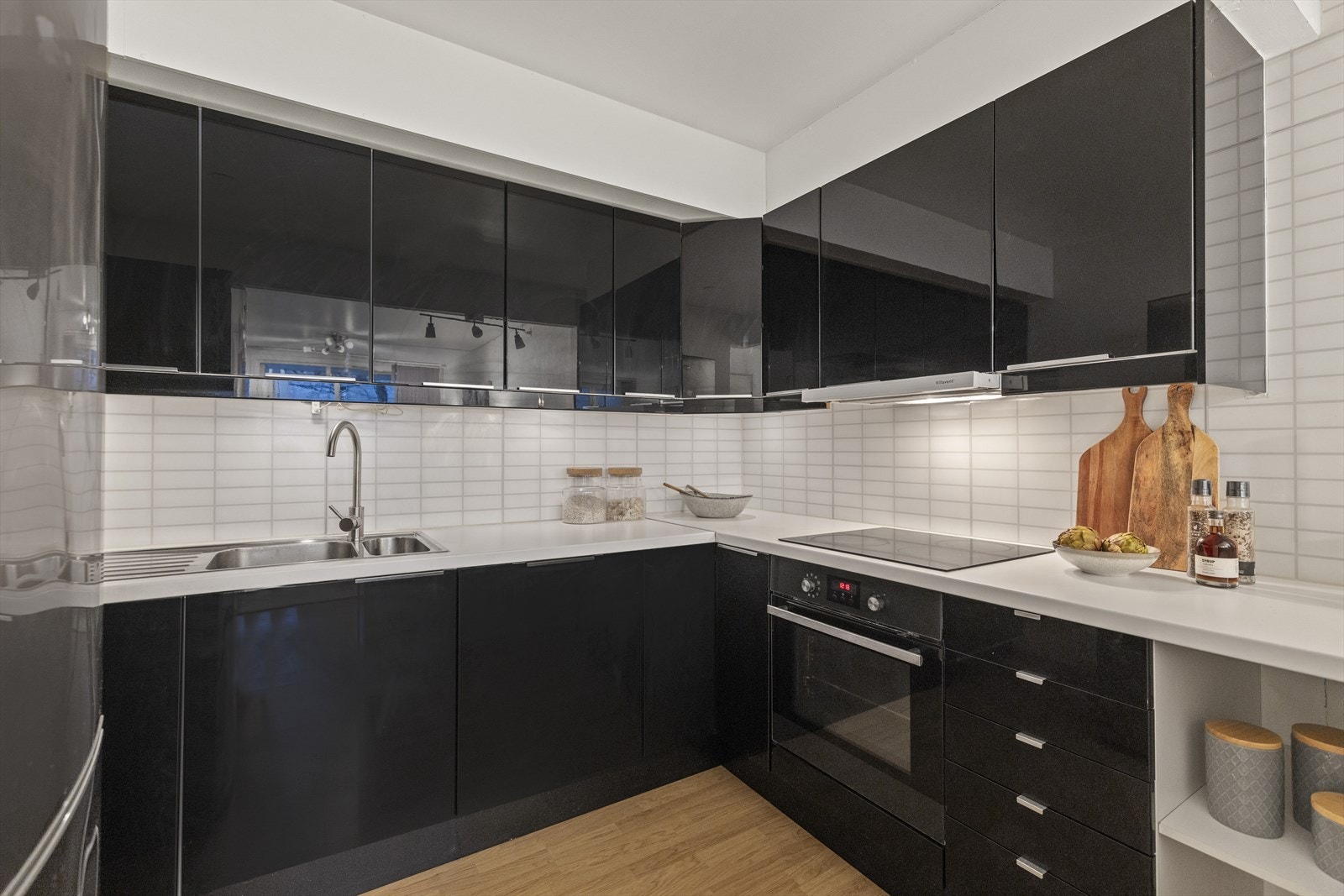 Kjøkken med fronter i sort høyglans. Alle hvitevarene medfølger. Galleribilde