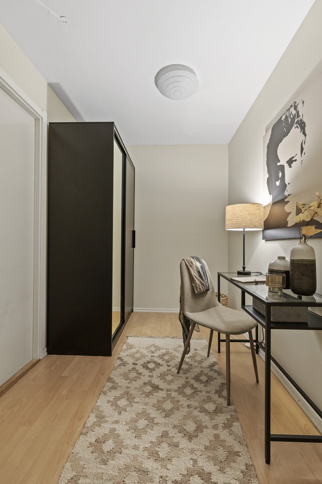 Alkoven har også adkomst fra stuen. Rommet er byggemelt som bod. Galleribilde