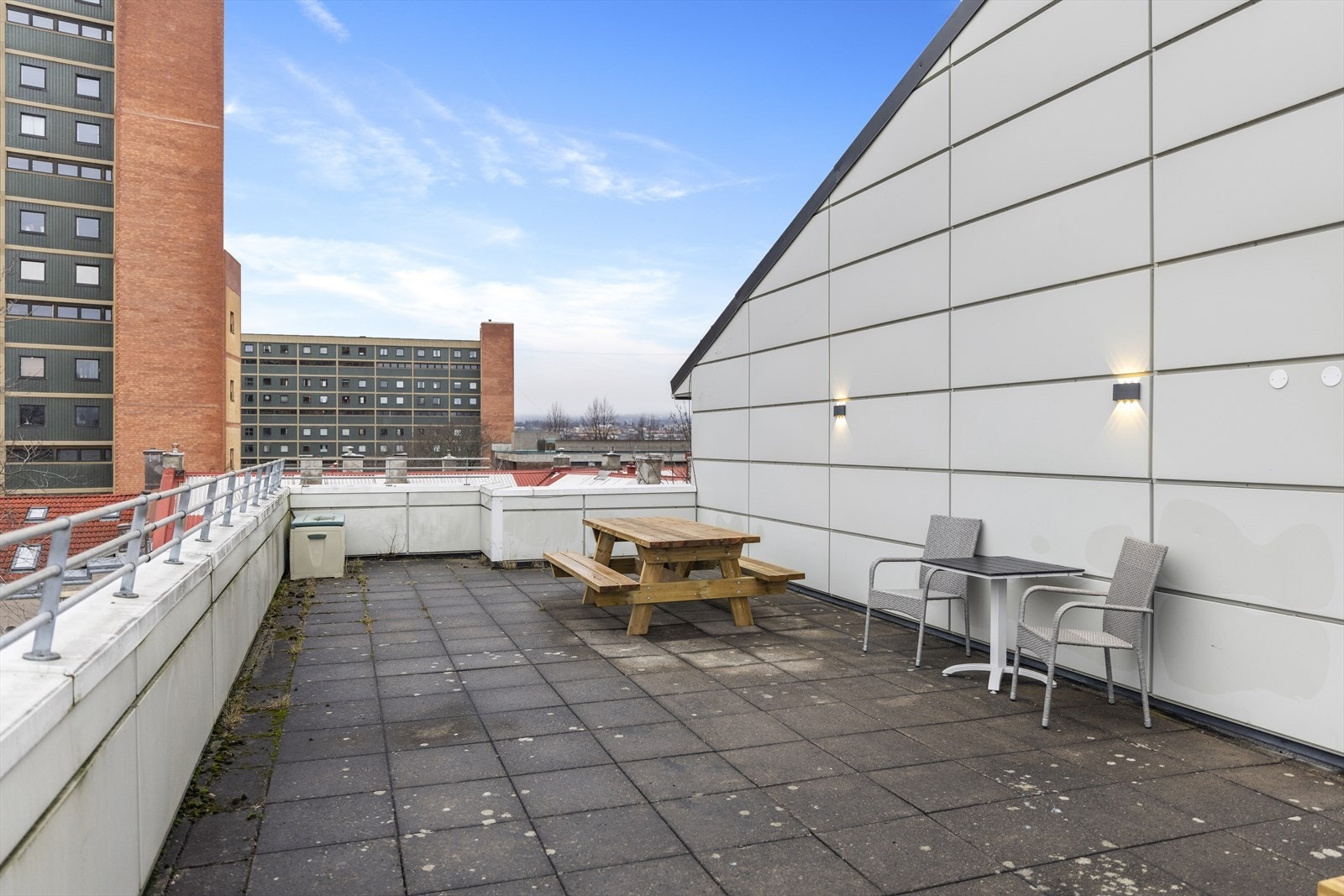 Felles takterrasse i sameiet med gode solforhold og fin utsikt. Galleribilde