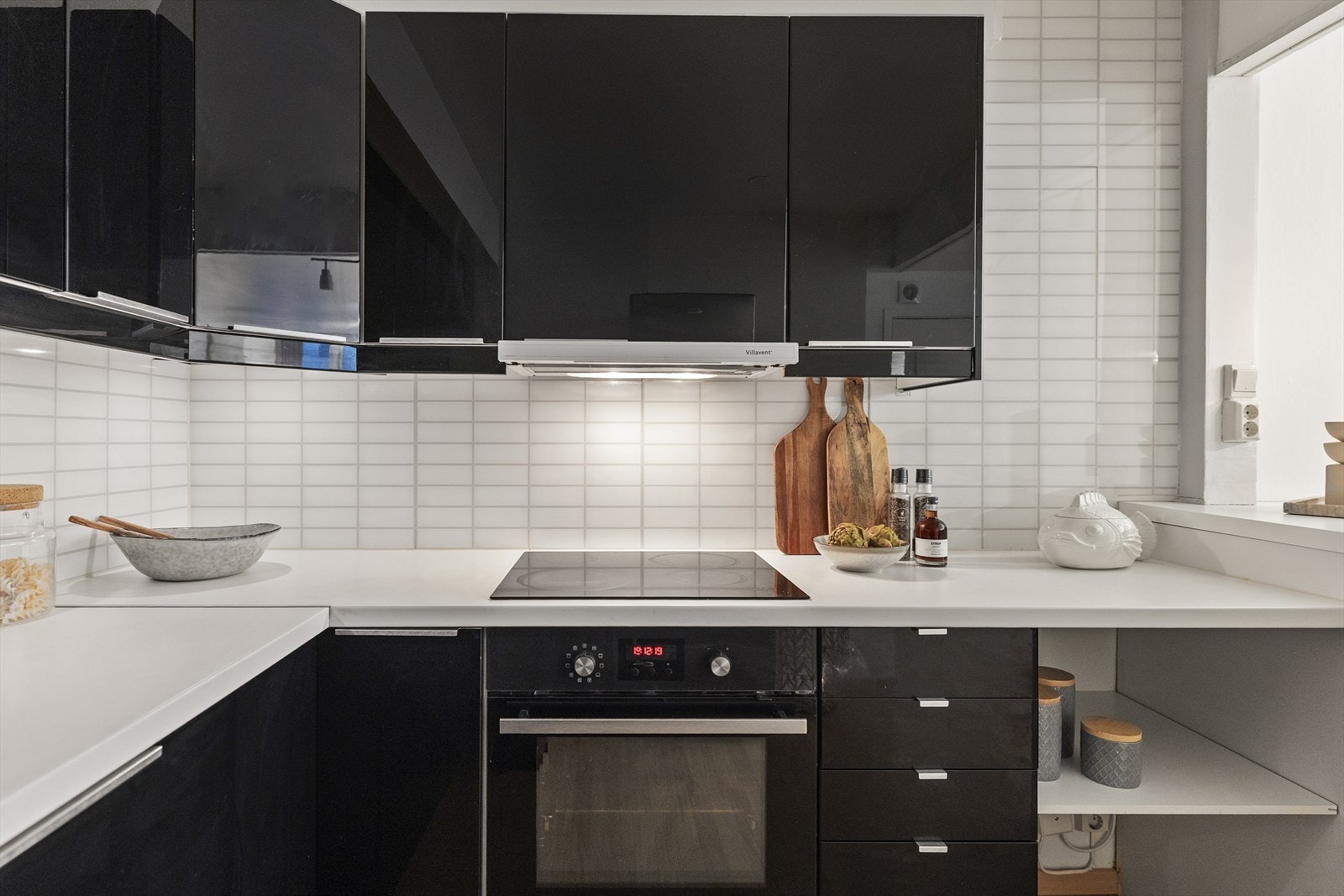 Kjøkkenet er fra 2013 og har laminert benkeplate med nedfelt koketopp. Avtrekksvifte via sentralt anlegg. Galleribilde