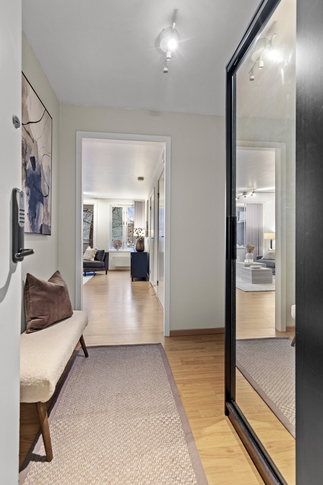 Entréen sett mot stuen. Adkomst til badet til høyre. Galleribilde