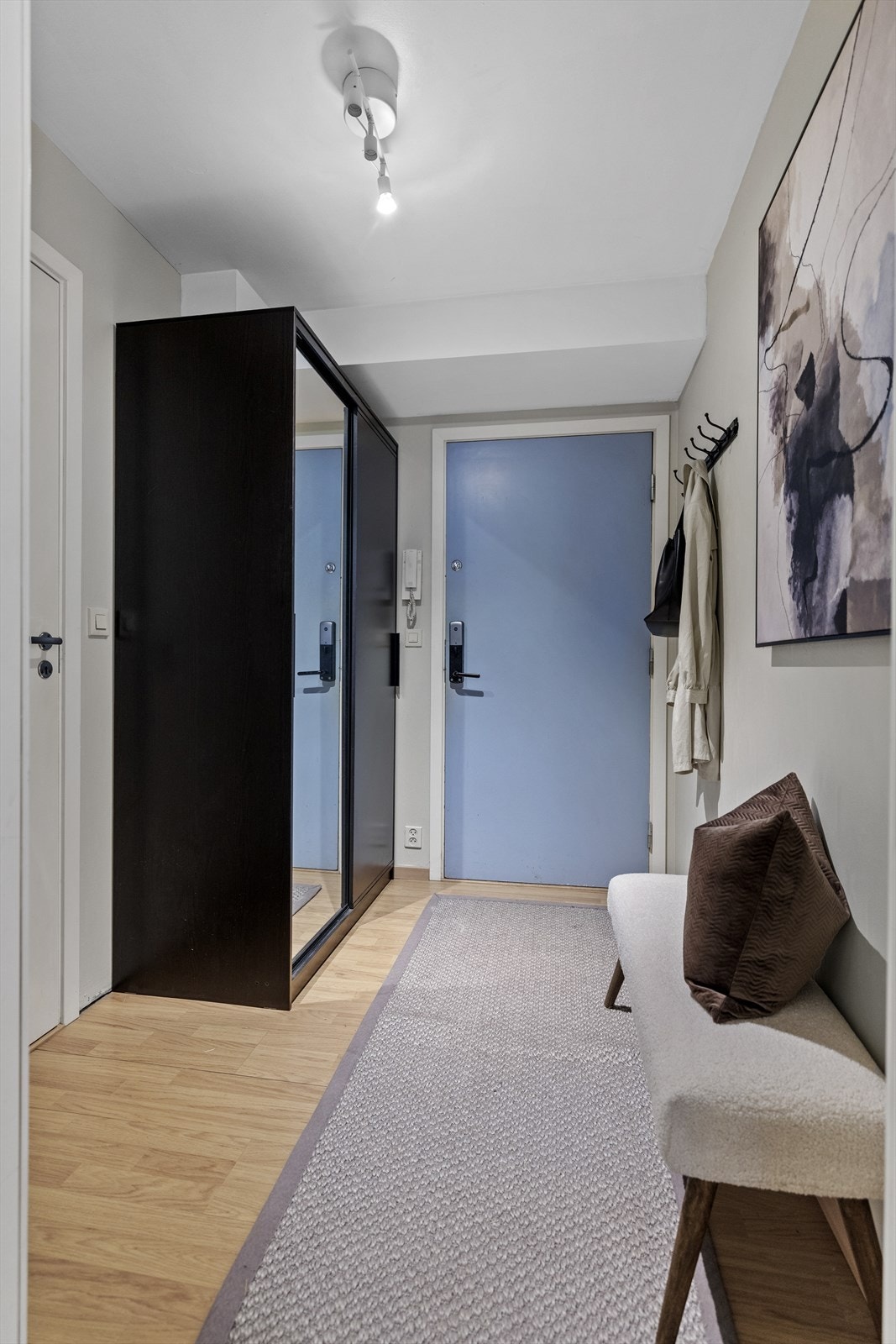 Velkommen inn! Entréen har skyvedørsgarderobe og knagger til å henge fra seg yttertøy. Galleribilde