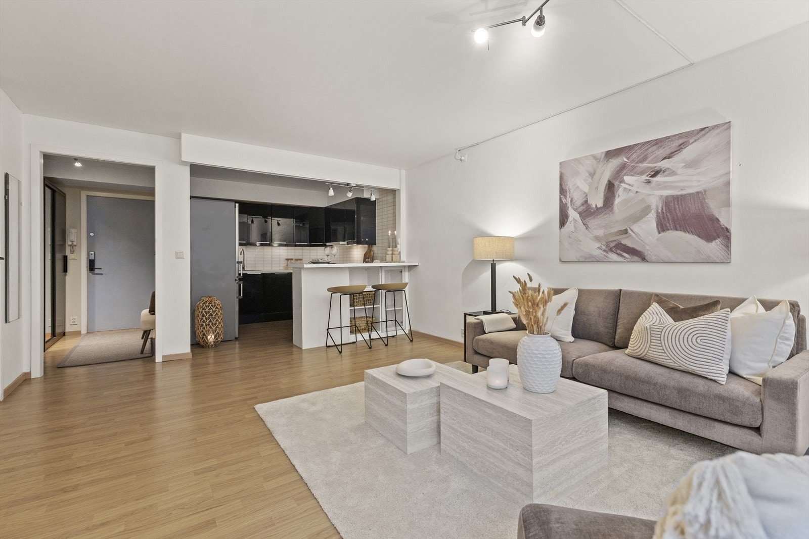 Kjøkken i åpen løsning mot stuen, del av en barløsning. Galleribilde