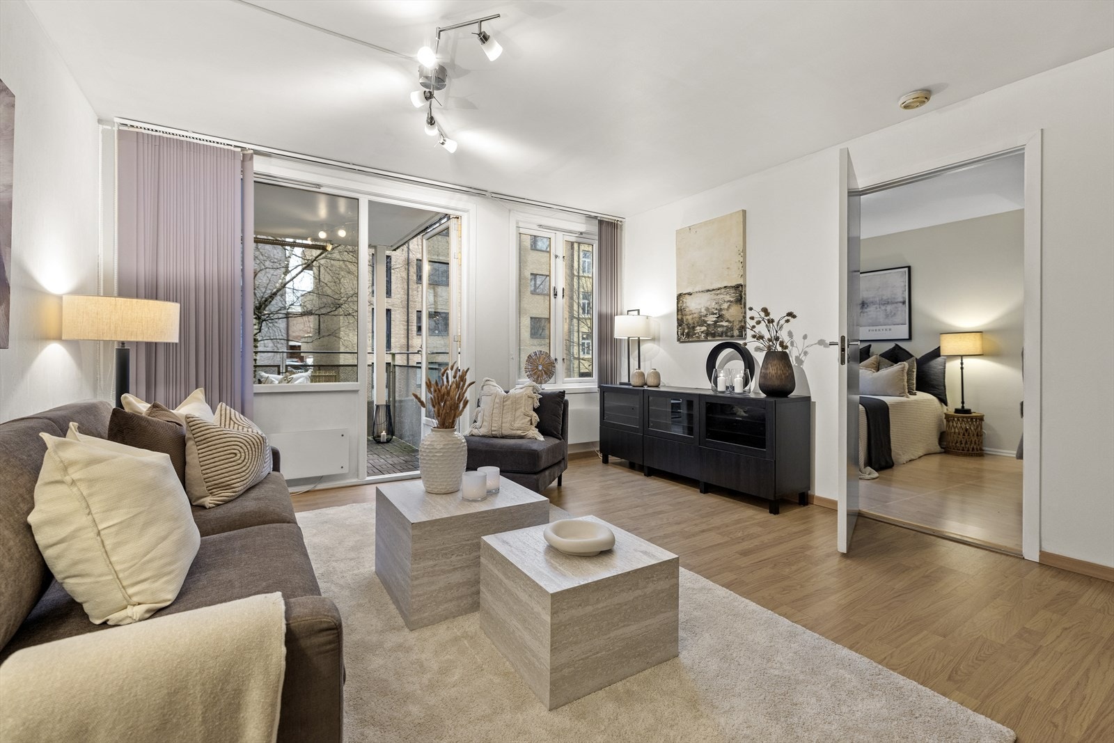 Lys stue med store vindusflater. Utgang til balkong. Galleribilde