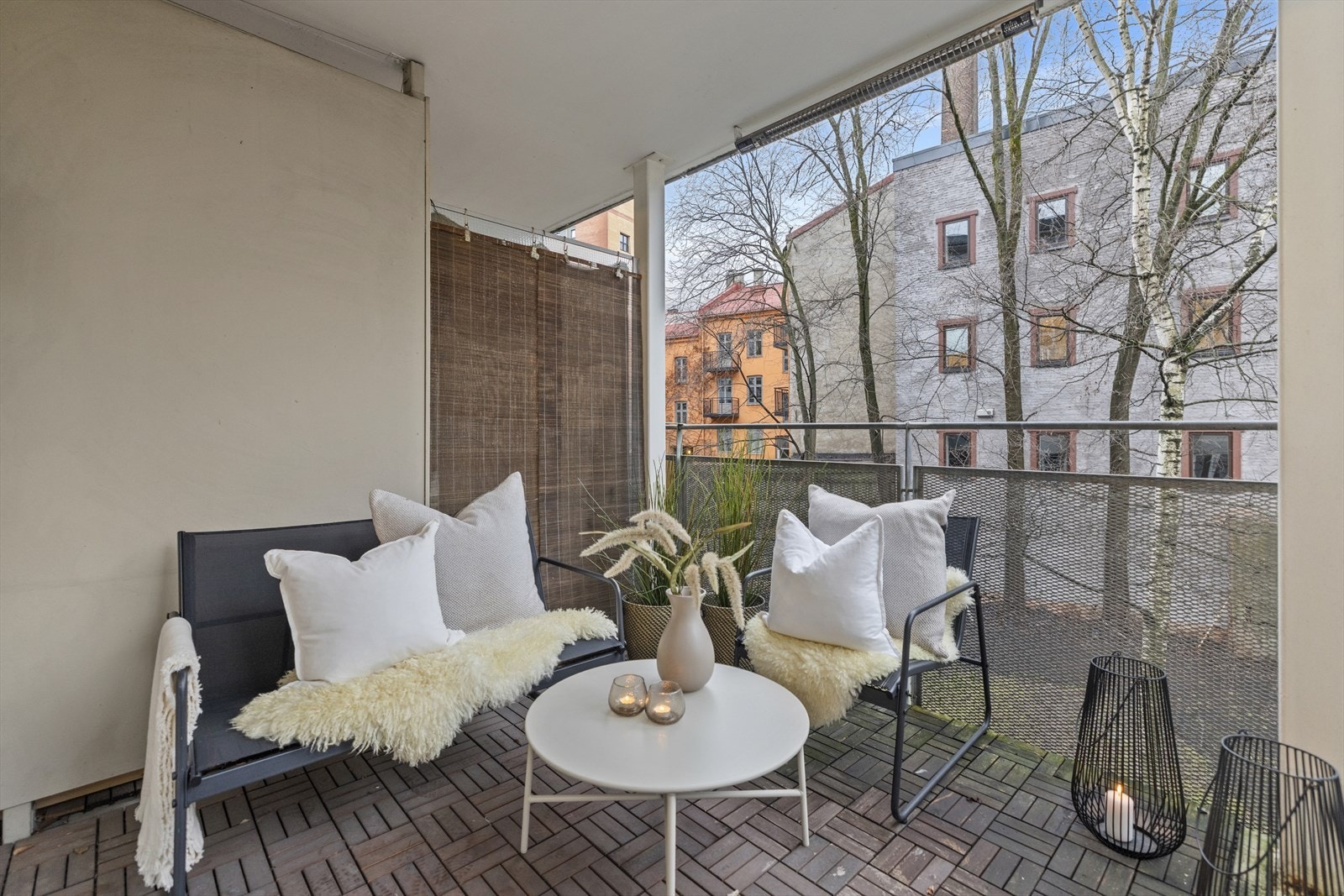 Balkongen er overbygget noe som gir ekstra bruksmuligheter. Galleribilde