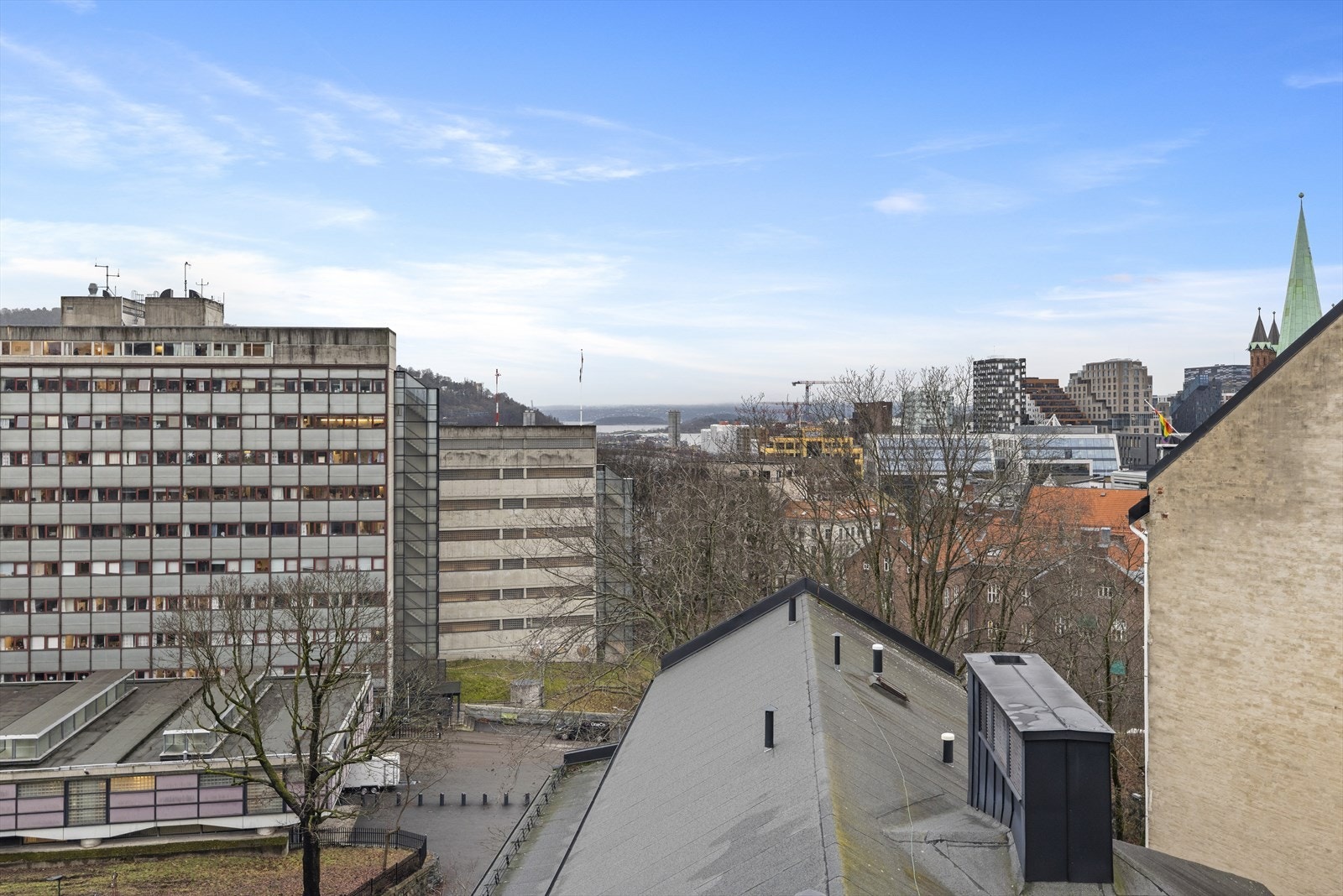 Fra takterrassen er det til og med sjøutsikt. Galleribilde