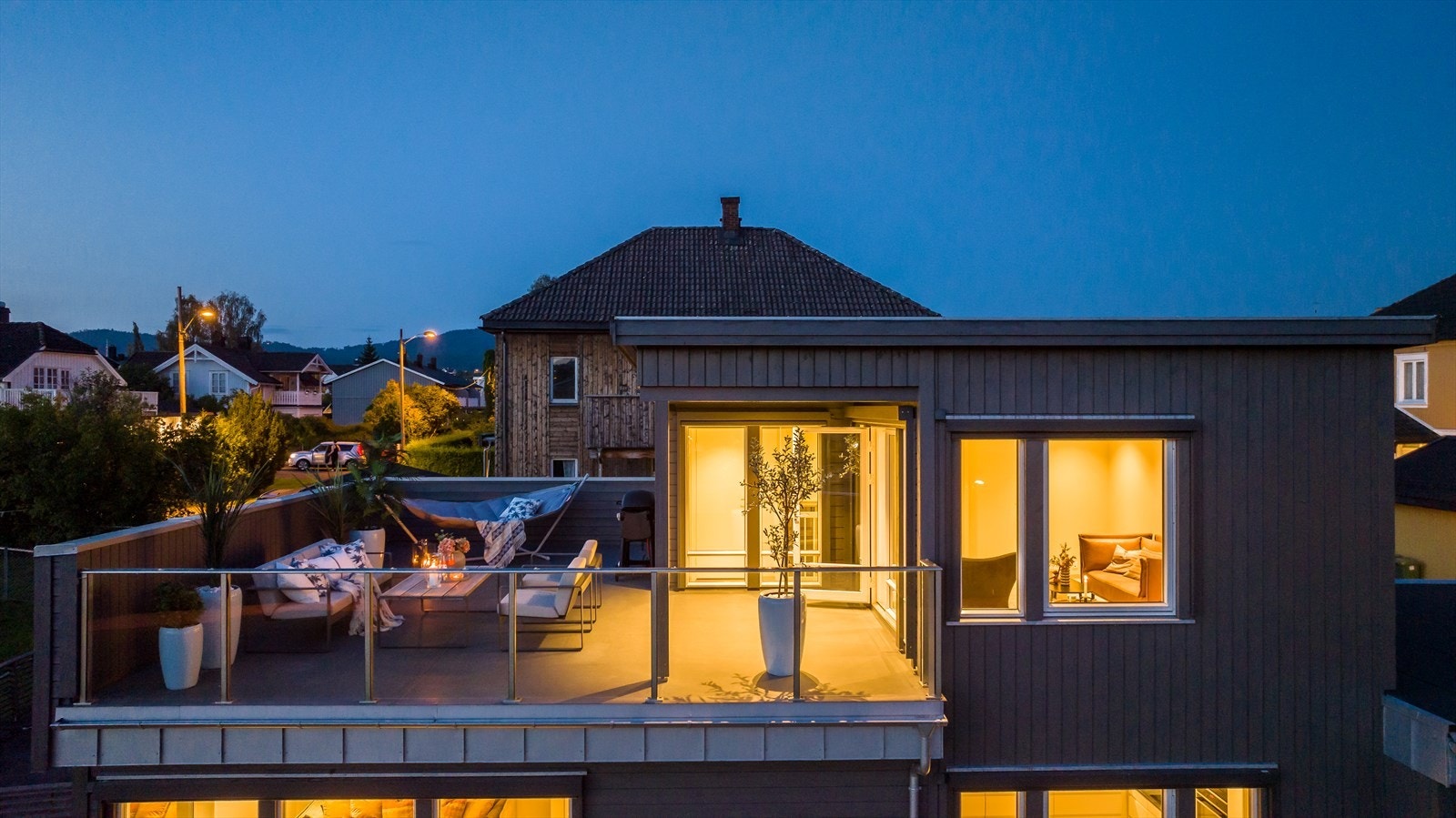 Rekkverket i glass mot vest gir en nydelig utsikt fra takterrassen Galleribilde