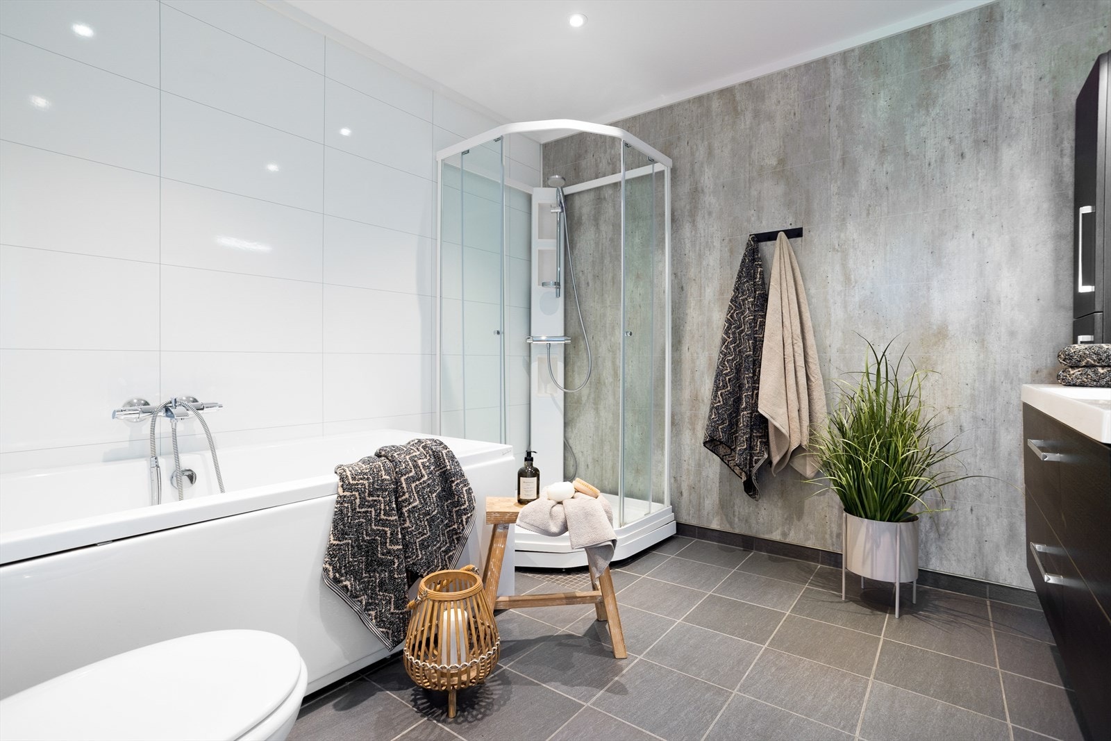 Baderommet i boligens underetasje har badekar og dusjkabinett Galleribilde