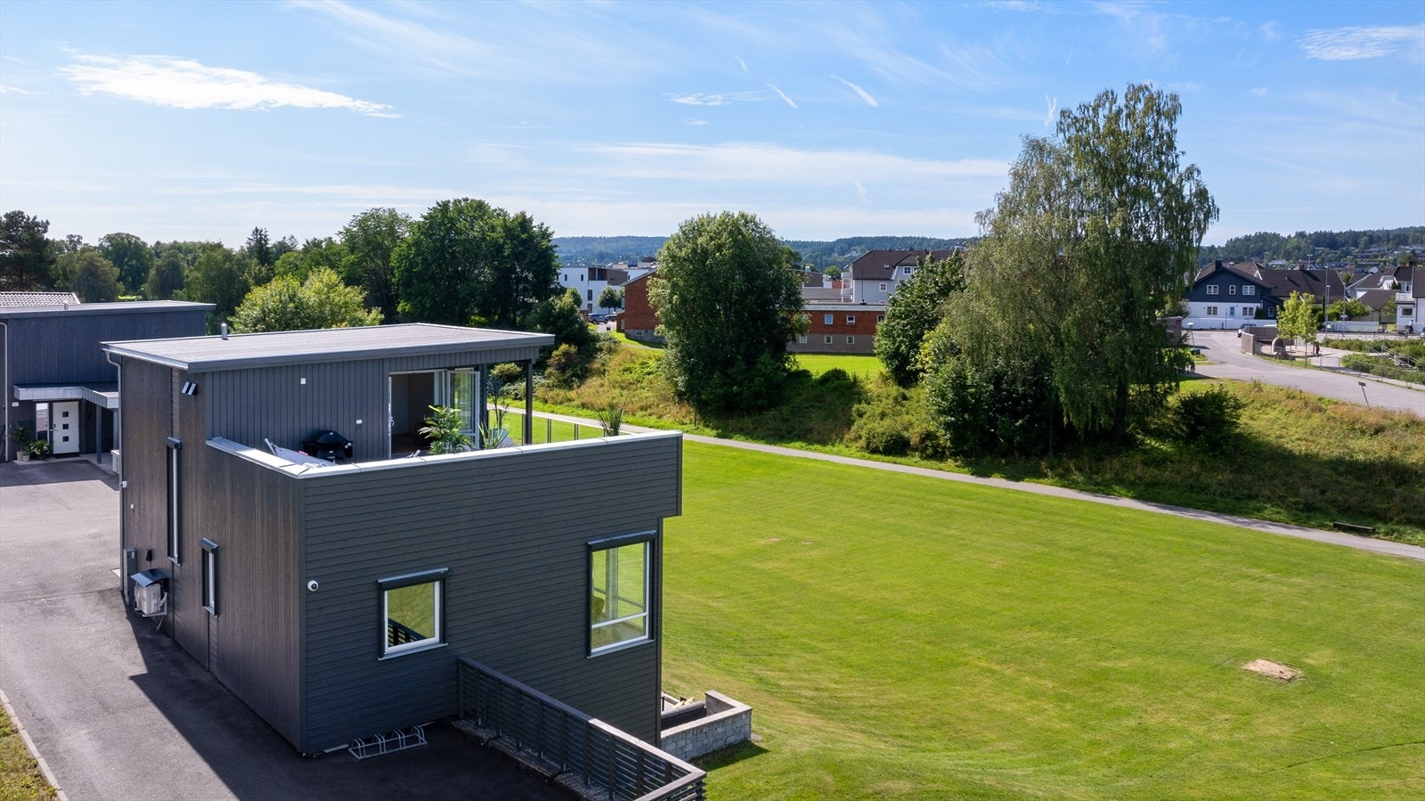 Vakre Lundedalen er nærmeste nabo - et eldorado for barnefamilien med stor park rett utenfor døren Galleribilde