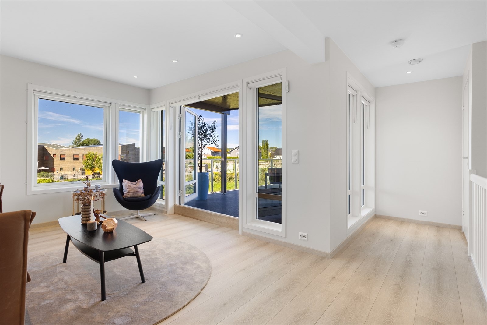 Fra denne stuen (soverom) er det utgang til stor takterrasse med fantastiske sol- og utsiktsforhold Galleribilde