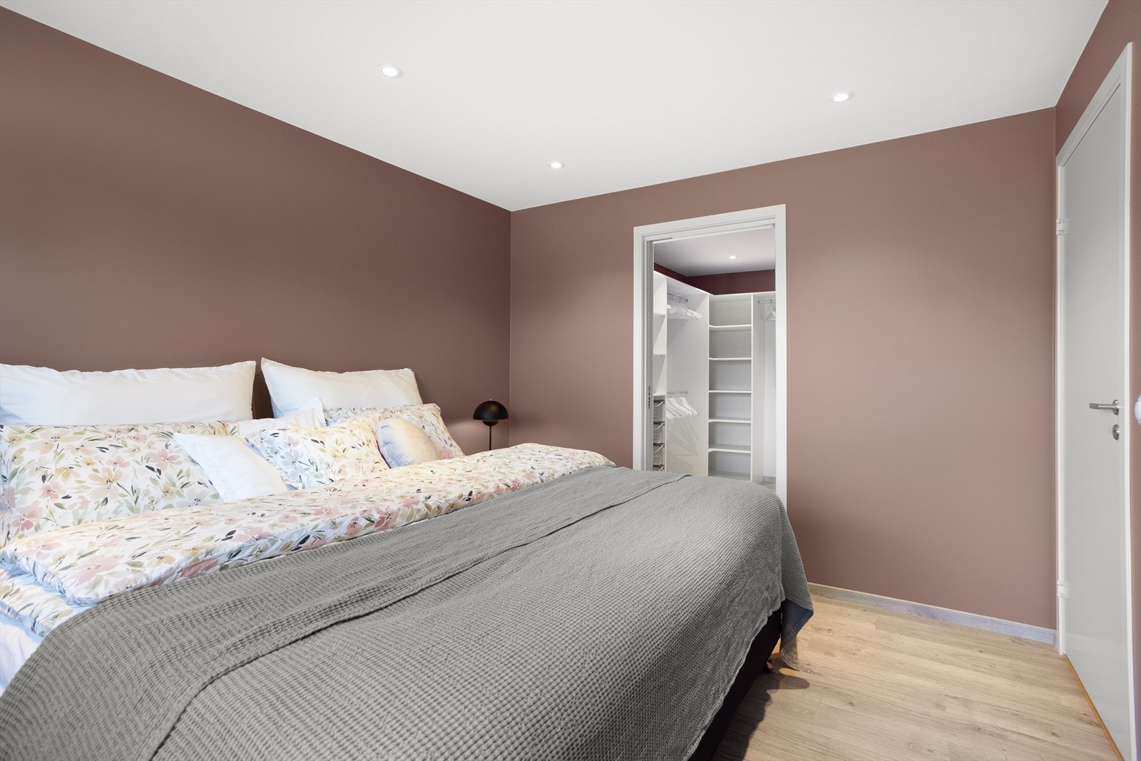 Master bedroom med inngang til romslig walk in closet Galleribilde